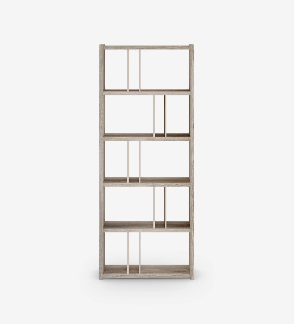 Vertical bookcase in decapé oak with inner sides in pearl.