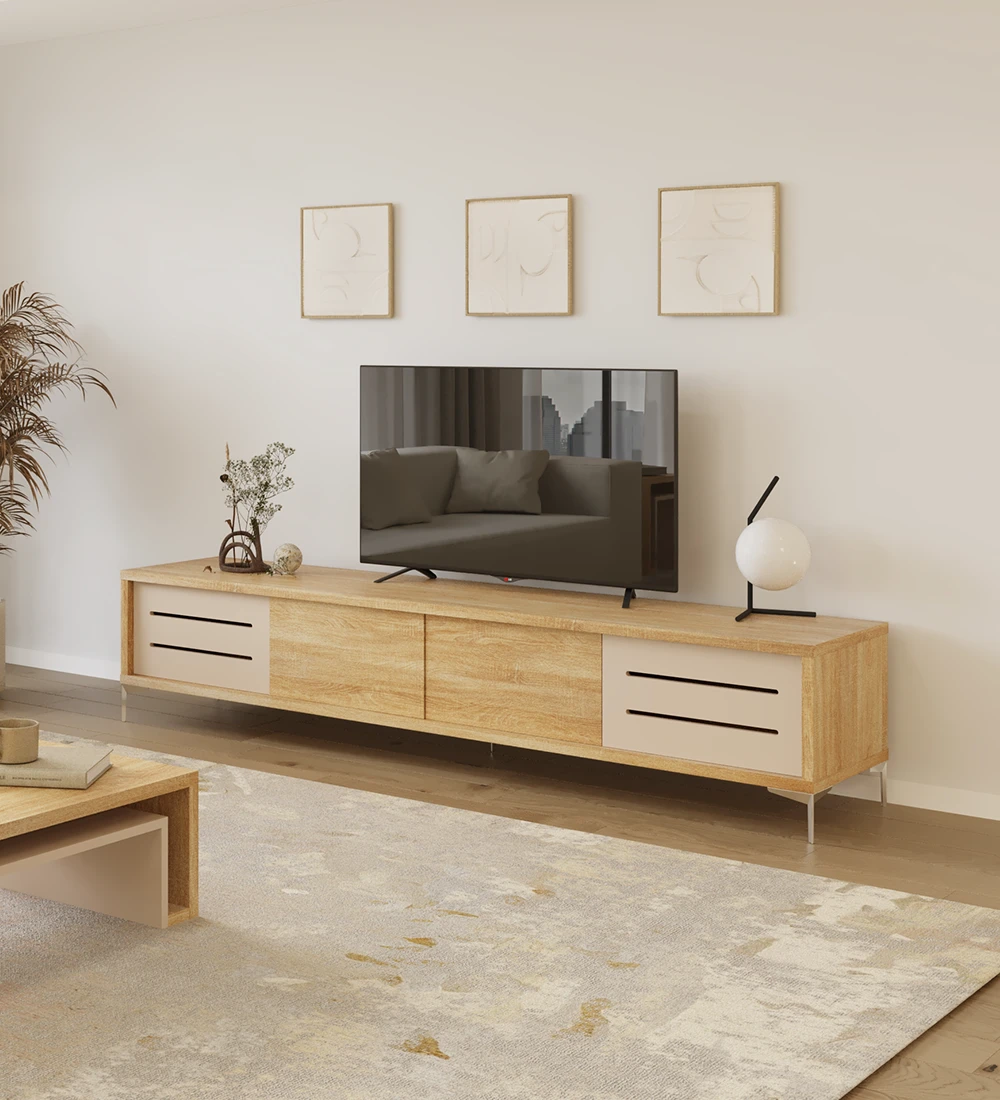 Mueble TV con 4 puertas en perla con frisos, estructura de roble natural y pies metálicos.
