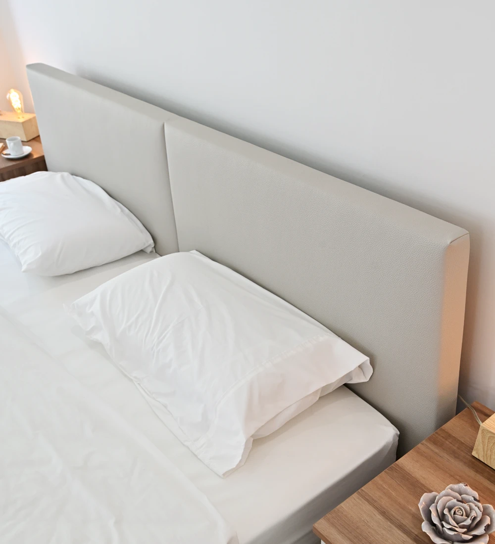 Cama Doble con cabecero tapizado y pie de cama en ecopiel light grey, laterales en nogal.