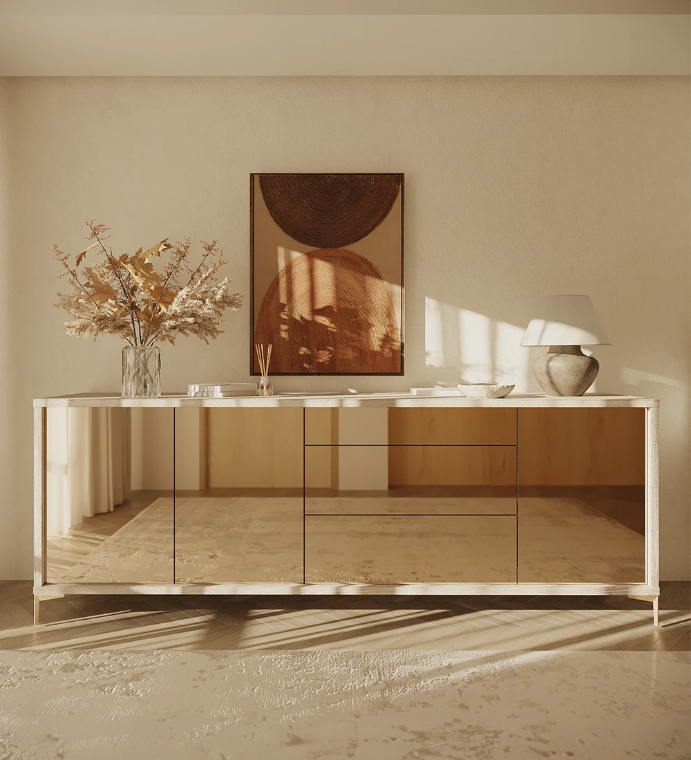 Buffet avec 3 portes et 3 tiroirs en miroir rosé, avec structure en chêne décapé et pieds métalliques doré.