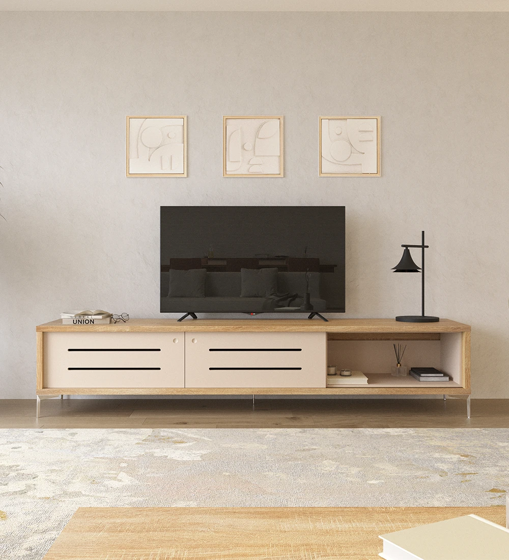 Mueble TV con 2 puertas correderas en perla con frisos, estructura de roble natural y pies metálicos.