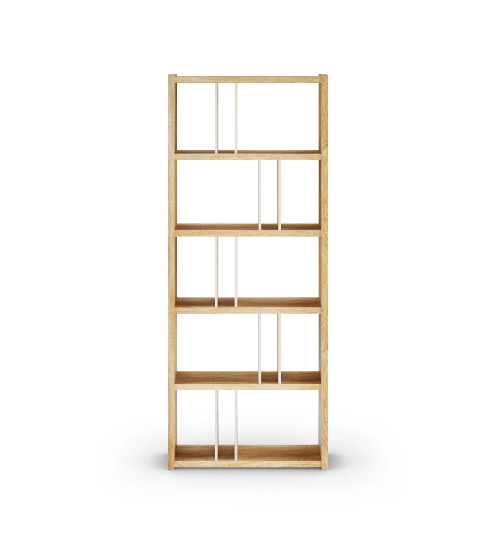 Vertical bookcase in natural oak with inner sides in pearl.