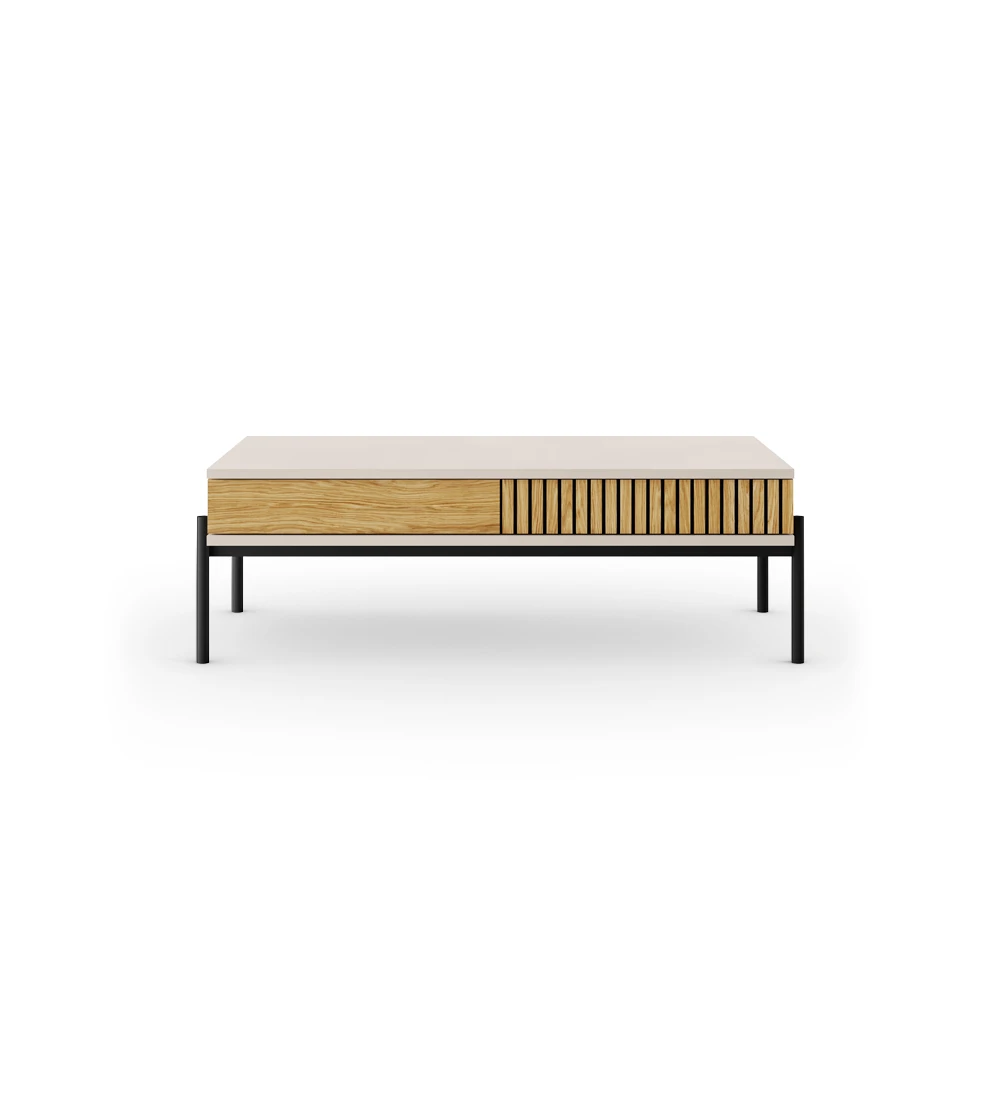 Table basse rectangulaire en perle, 2 tiroirs avec frises en chêne naturel, structure en métal laqué noir, pieds niveleurs.