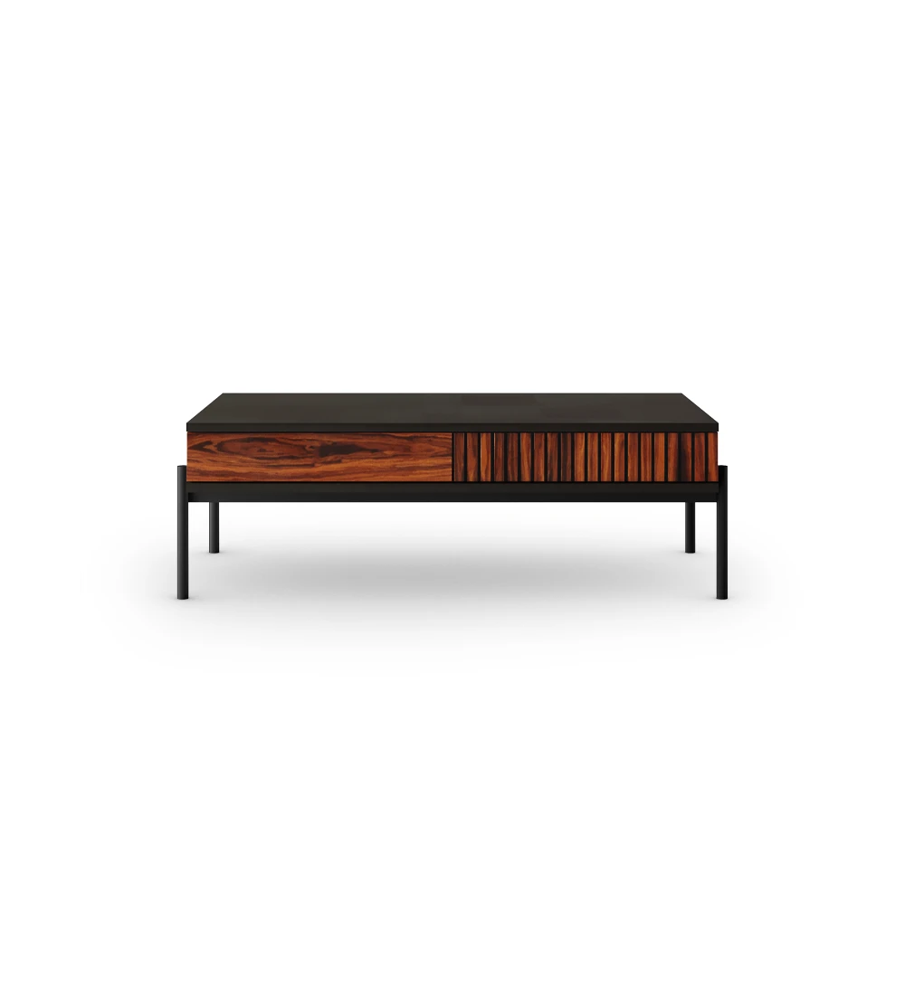Table basse rectangulaire en noir, 2 tiroirs avec nervures en palissandre brillant, structure en métal laqué noir, pieds niveleurs.