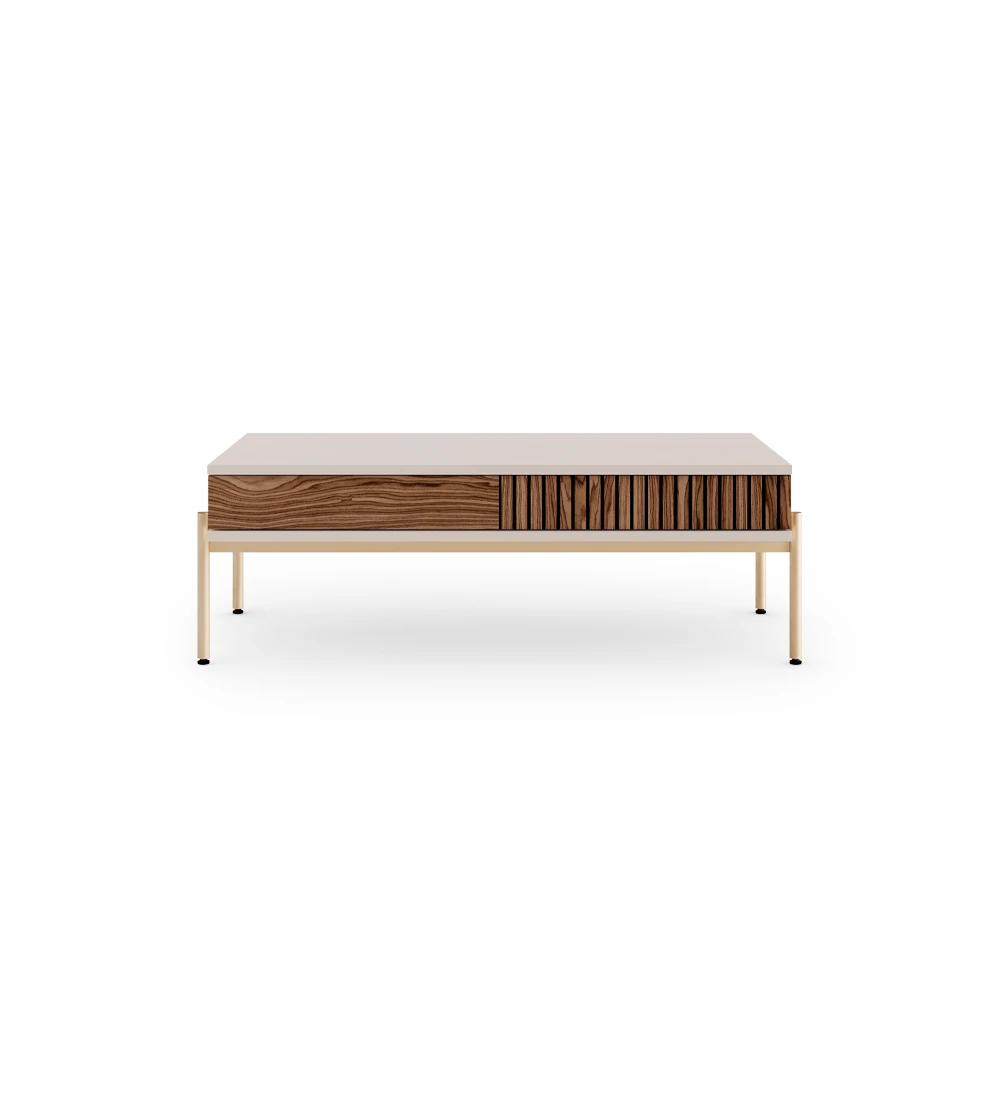 Table basse rectangulaire en perle, 2 tiroirs avec frises en noyer, structure en métal laqué or, pieds niveleurs.
