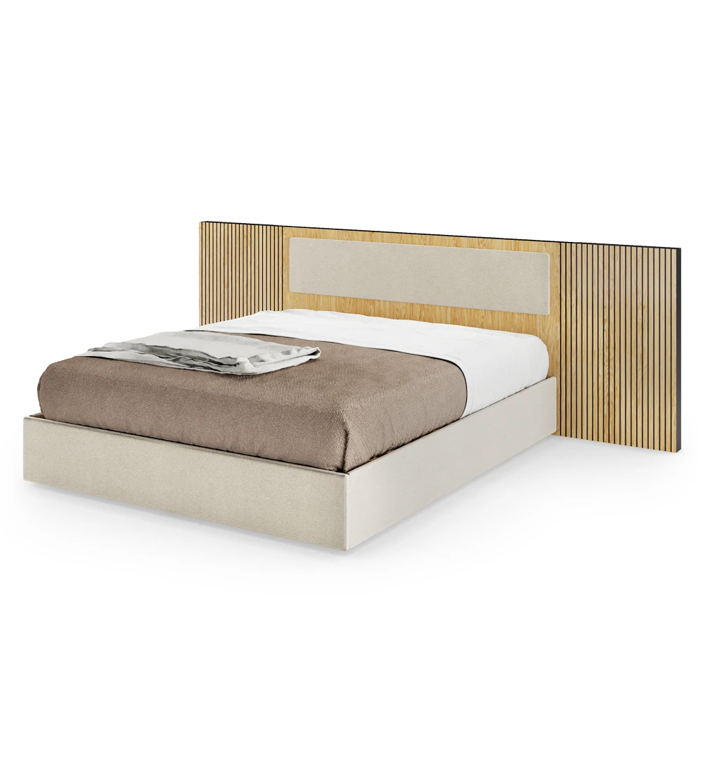 Lit double avec tête de lit centrale rembourrée, côtés de la tête de lit avec frises en chêne naturel et sommier rembourré, avec rangement via un lit surélevé.