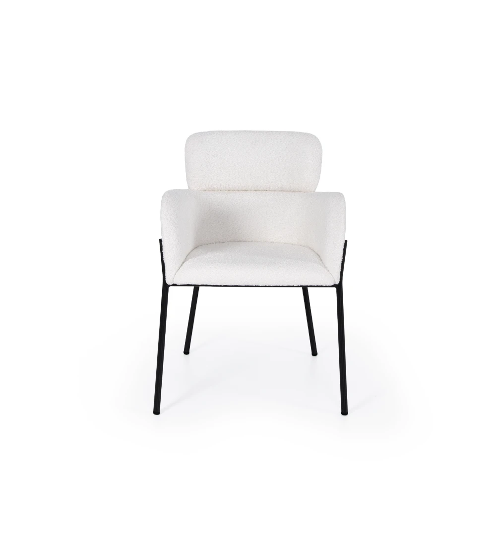 Chaise avec accoudoirs rembourrée en tissu, avec structure métallique laquée en noir.