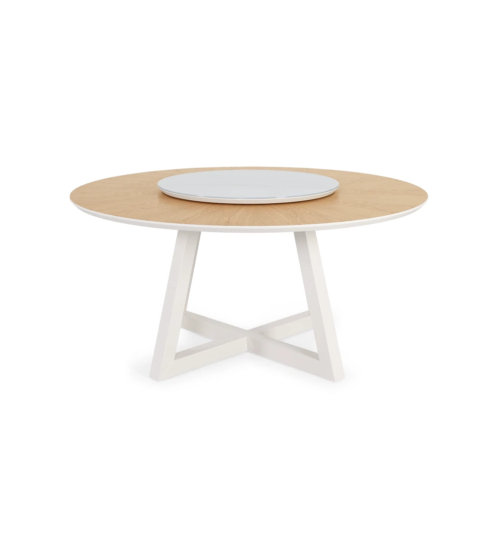 Mesa de comedor redonda con tablero de roble natural, tablero giratorio de cristal inspirado en el mármol blanco Estremoz y pies lacados perla.