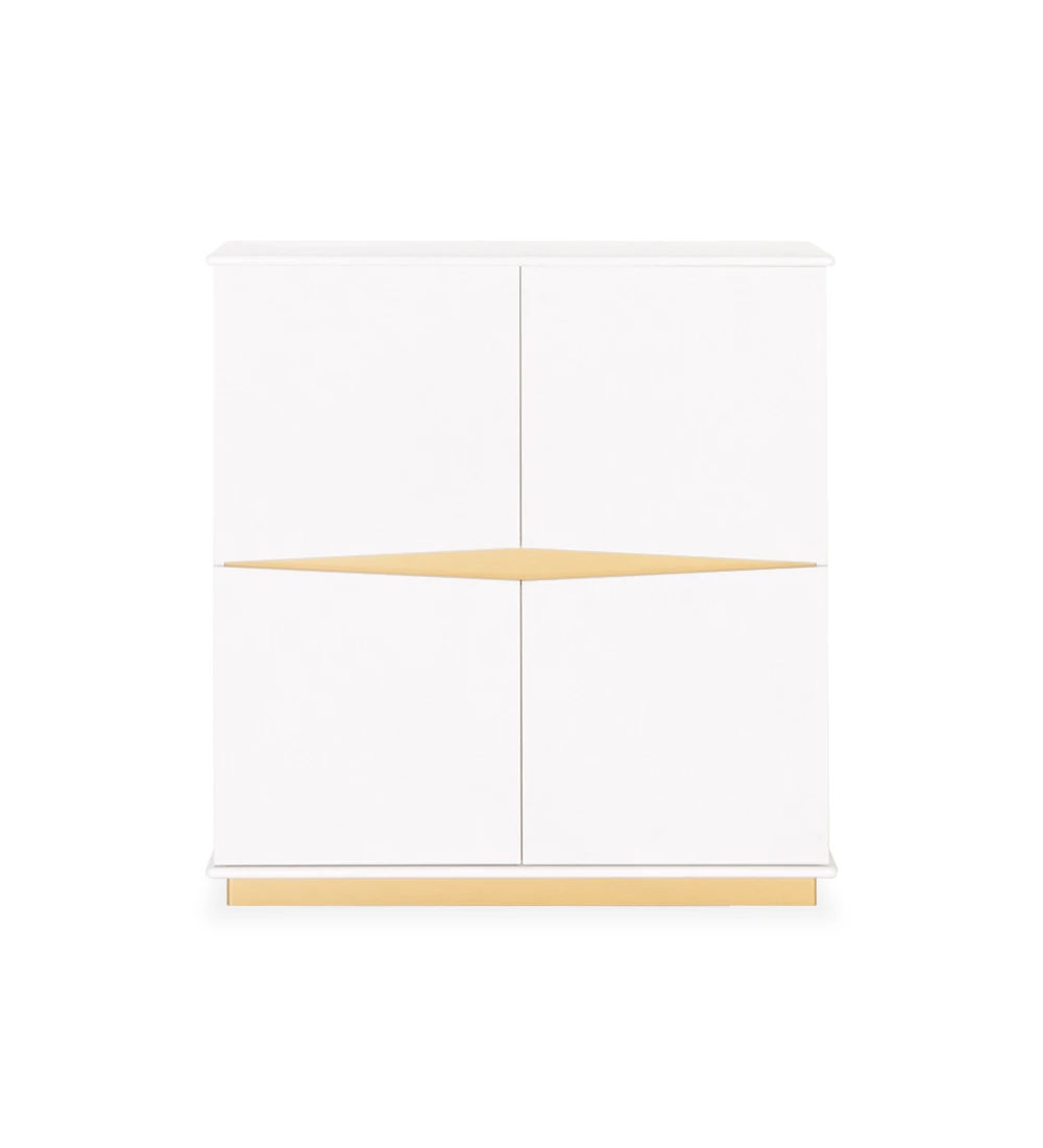 Vaisselier avec 4 portes et structure en chêne blanc, dessus laqué en blanc, plinthe et détails laqués en or.