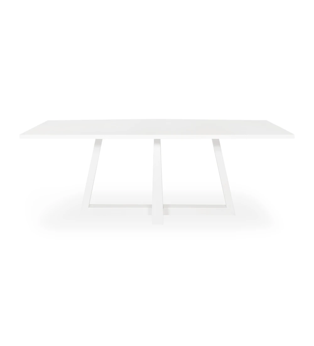 Mesa de comedor rectangular con tablero de roble blanco y pie central lacado en blanco.