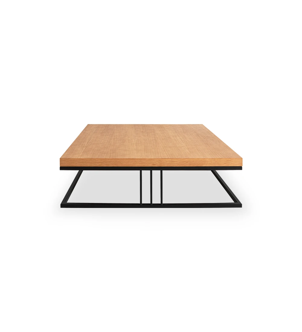 Table basse carrée avec plateau en chêne miel et pied métallique laqué noir.