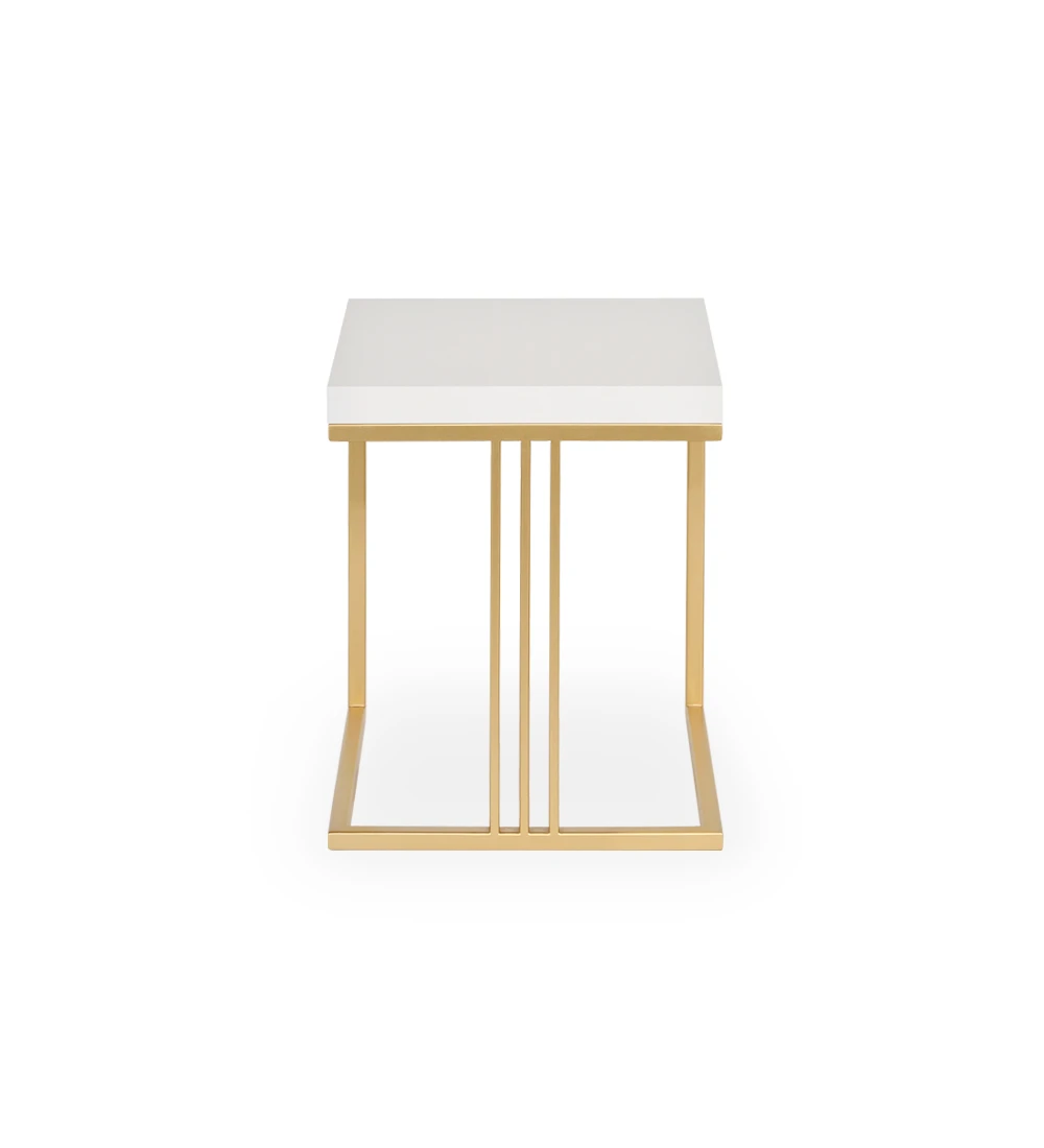 Mesa de apoio quadrada com tampo lacado a pérola e pé metálico lacado a dourado.