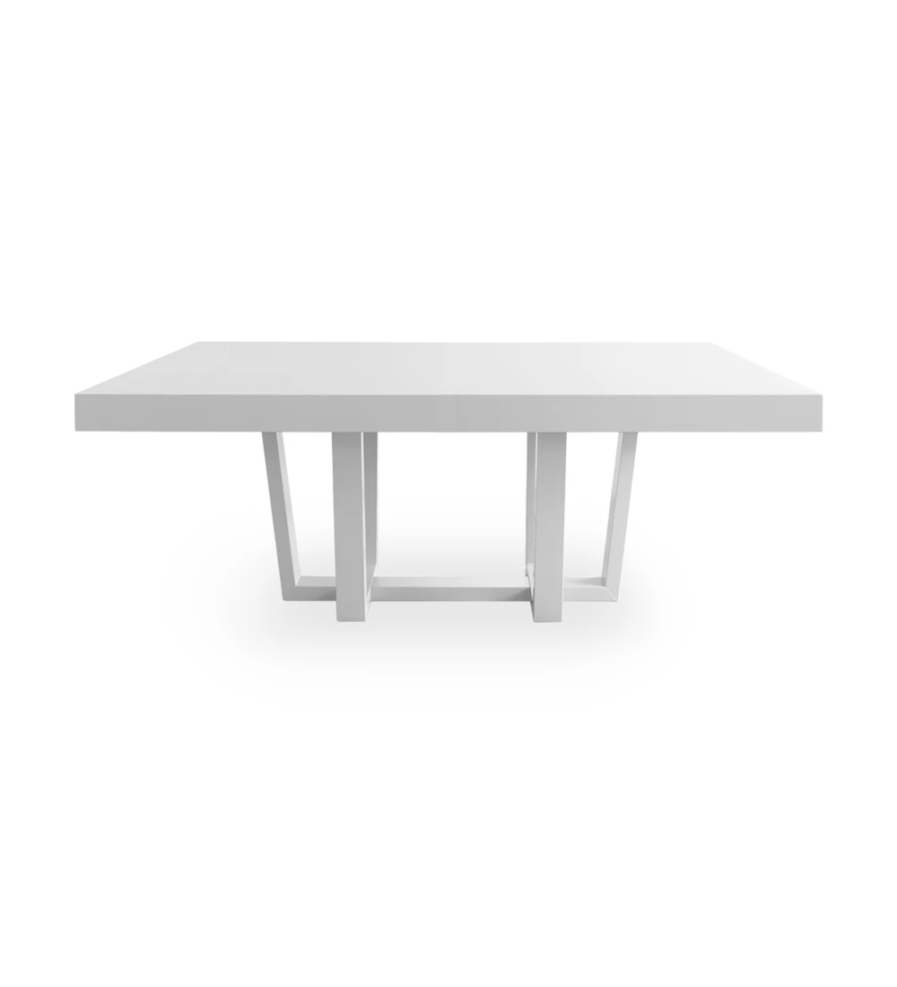 Mesa de comedor rectangular con tablero y pie lacados en blanco.