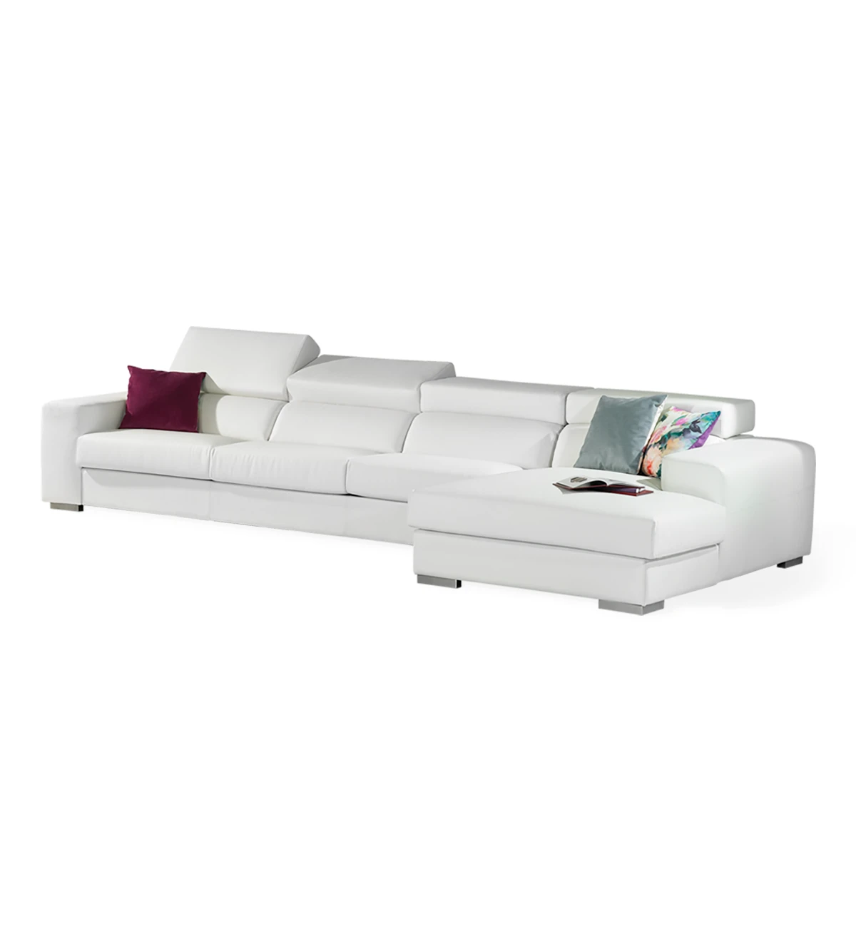 Canapé 3 places avec chaise longue, revêtu de simili cuir blanc, avec têtières inclinables.