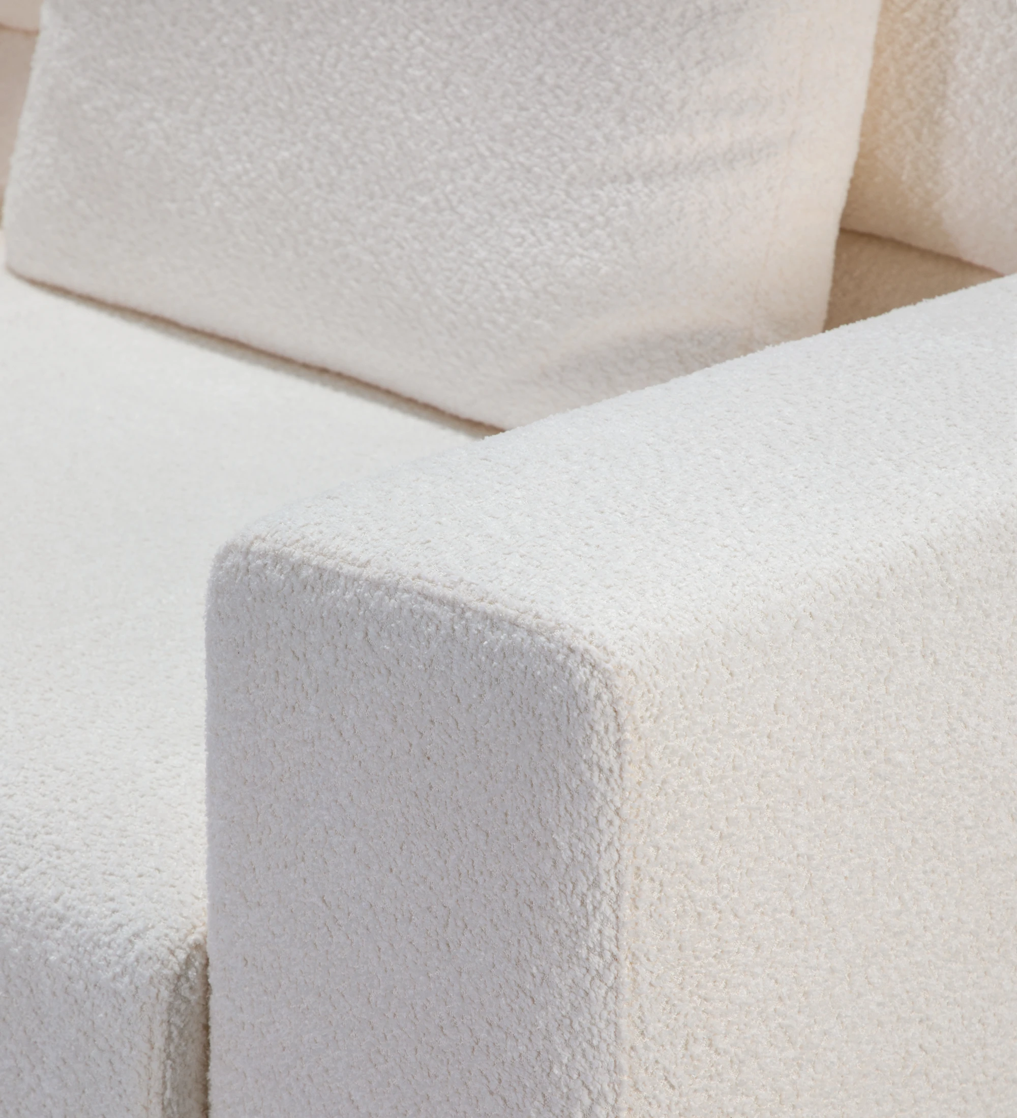 Sofá Dallas 3 plazas y chaise longue izquierda, tapizado en tela beige, cojines respaldo abatibles, pies lacados perla, 318 cm.