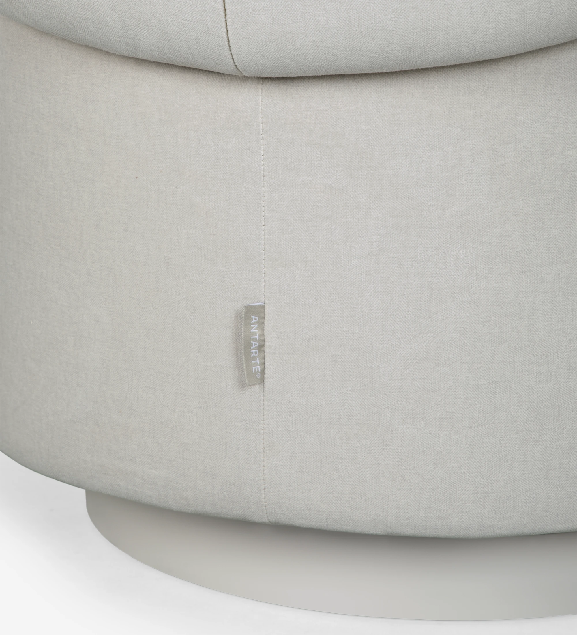 Londres swivel armchair, upholstered in light gray fabric, pearl lacquered baseboard.