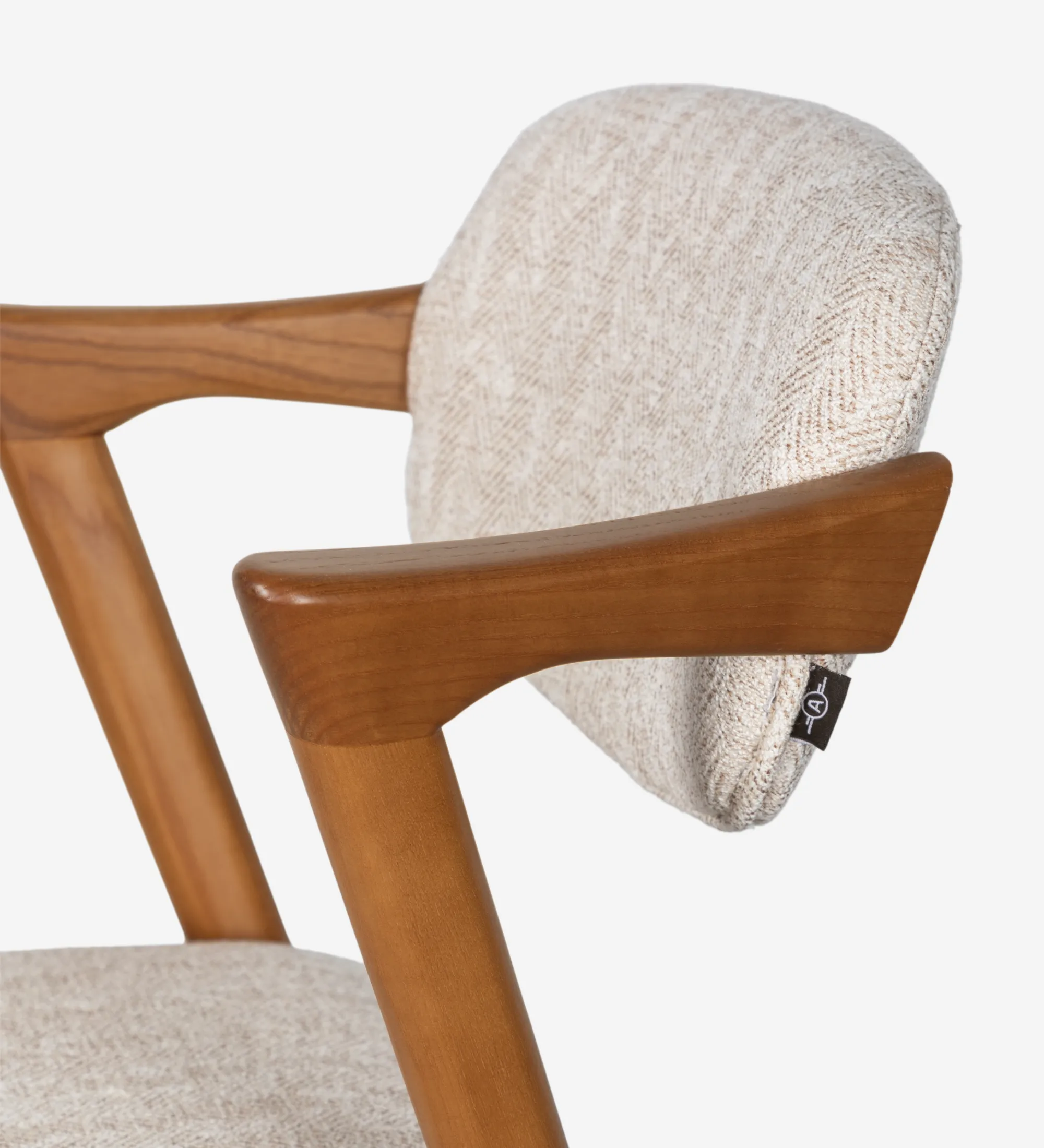 Taburete en madera de fresno color miel, con asiento y respaldo tapizado en tejido.