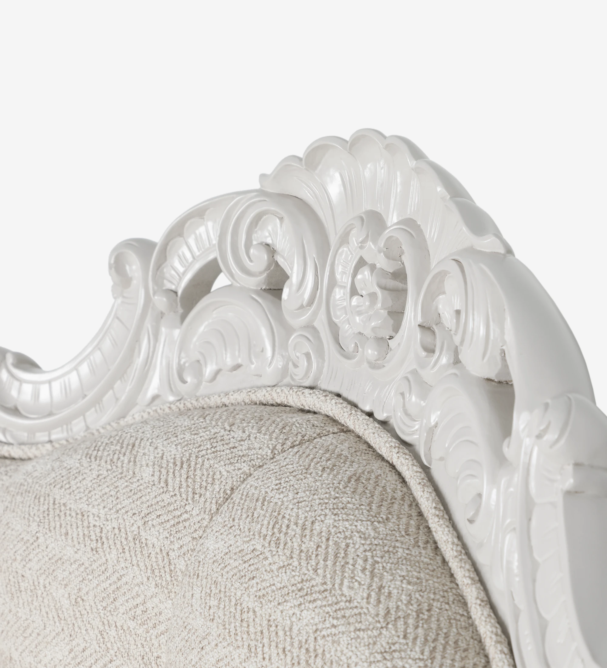 Fauteuil Paris recouvert en tissu beige, structure et pieds laqués perle.