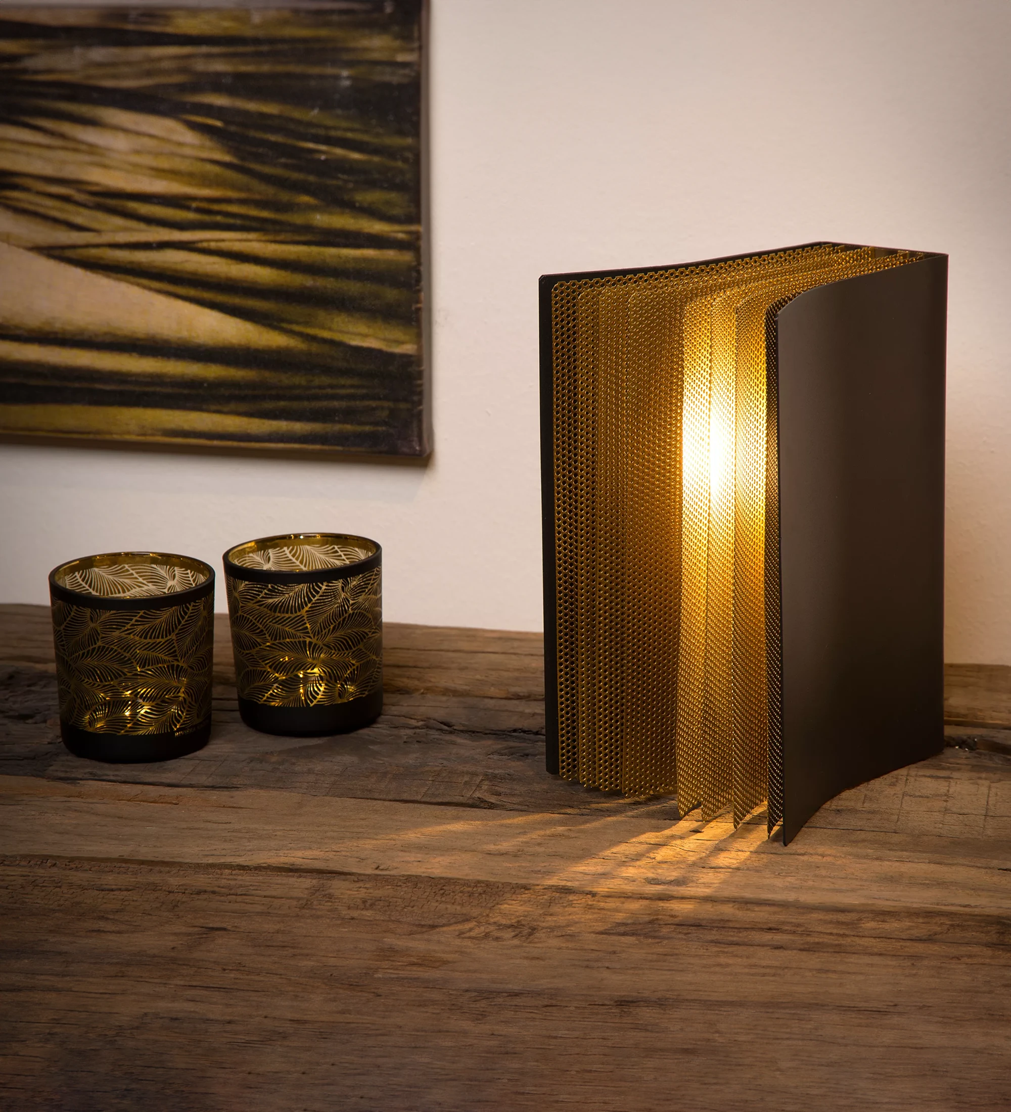  Lámpara de mesa en metal negro y dorado.