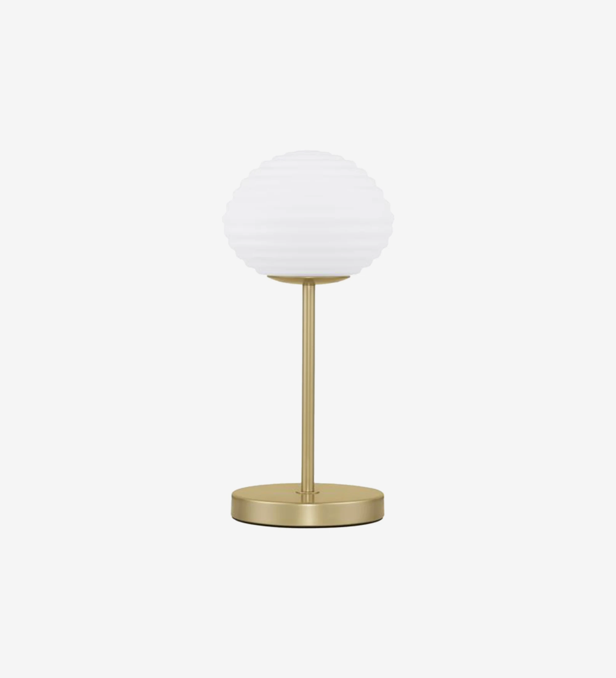 Lampe de table avec base en métal doré mat et abat-jour en verre structuré opale.