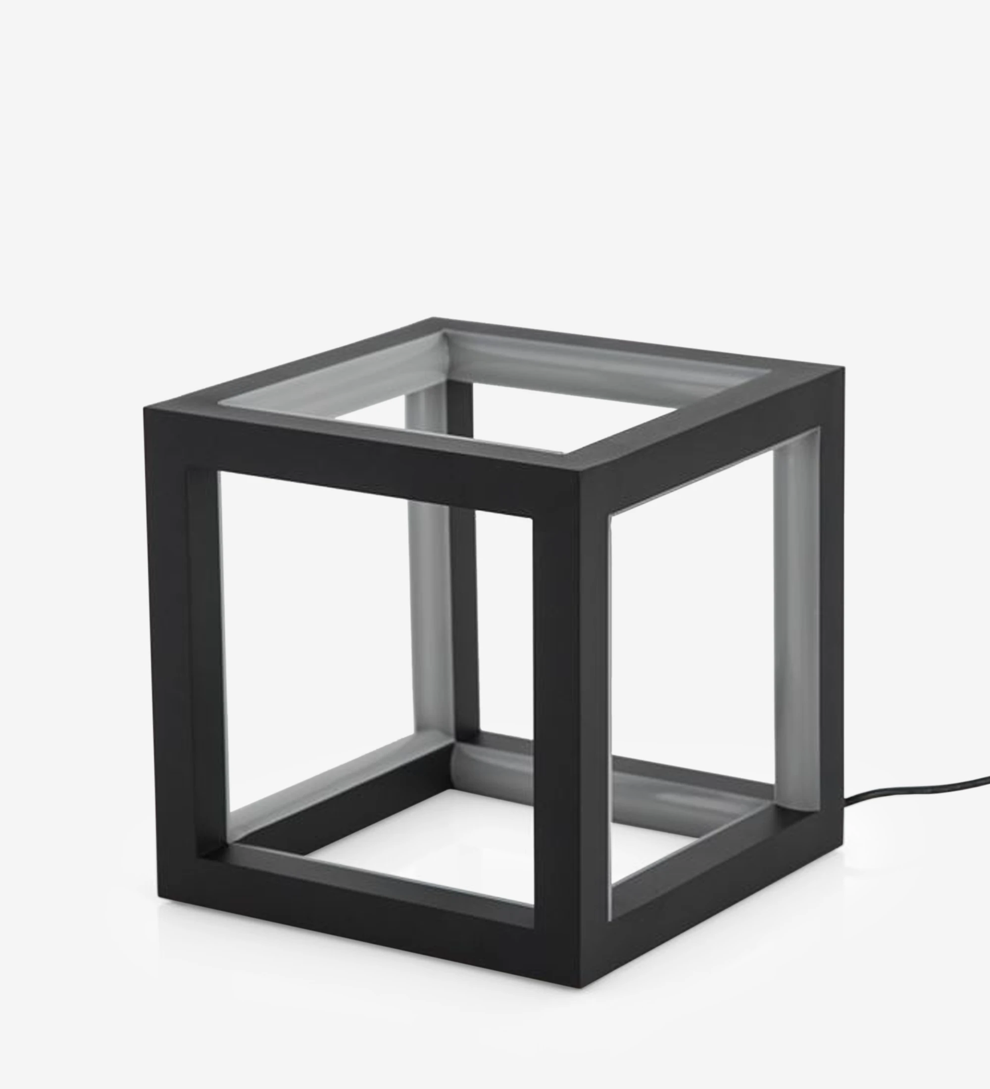 Lámpara de mesa en aluminio y silicona de color negro.
