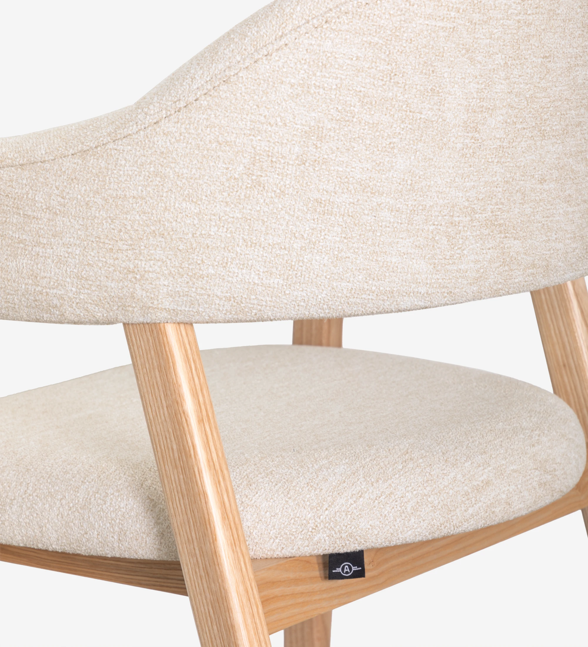 Silla con brazos, en madera de fresno natural, con asiento y respaldo tapizados en tela