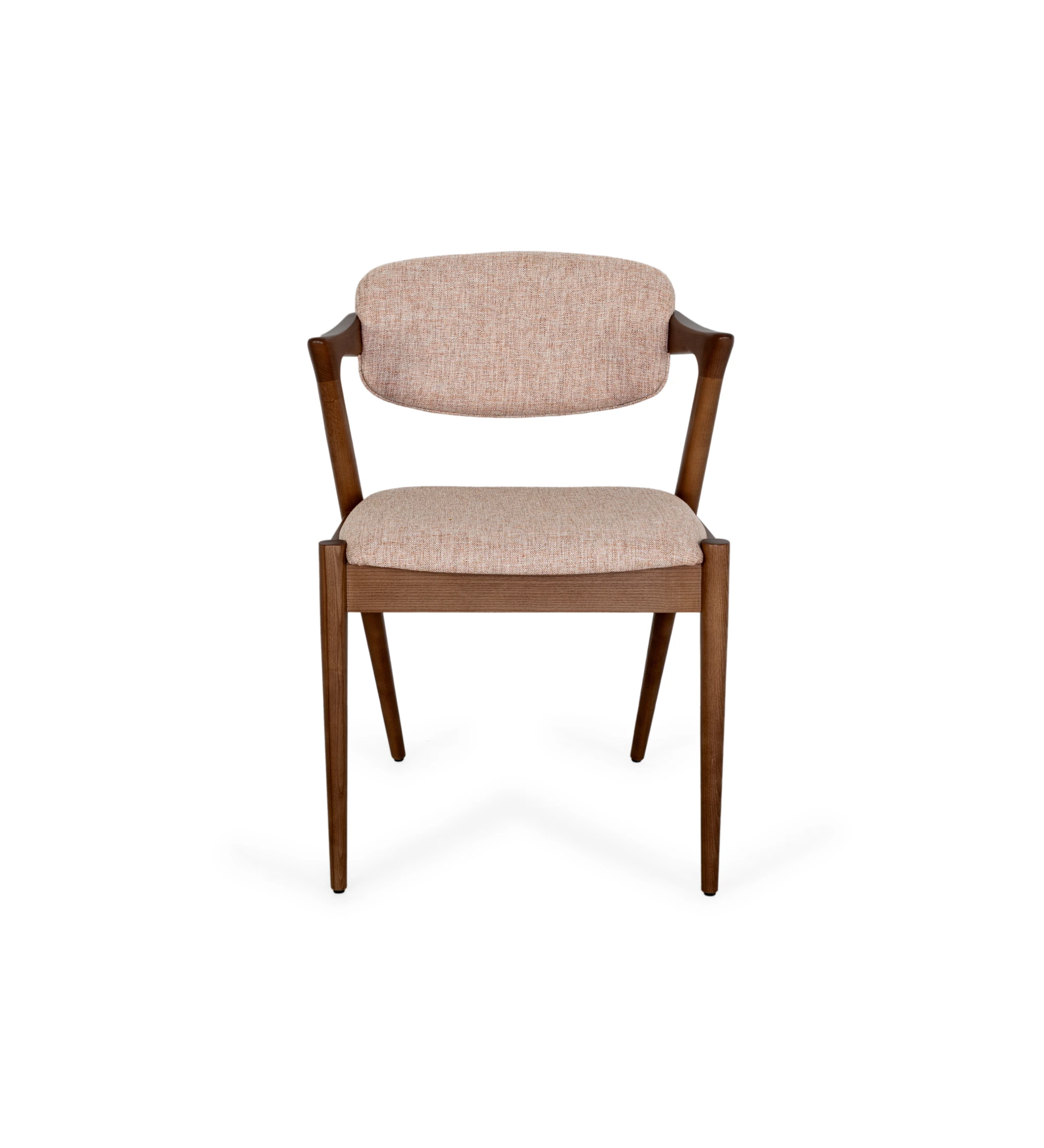 Silla en madera de fresno color nogal, con asiento y respaldo tapizado en tejido.