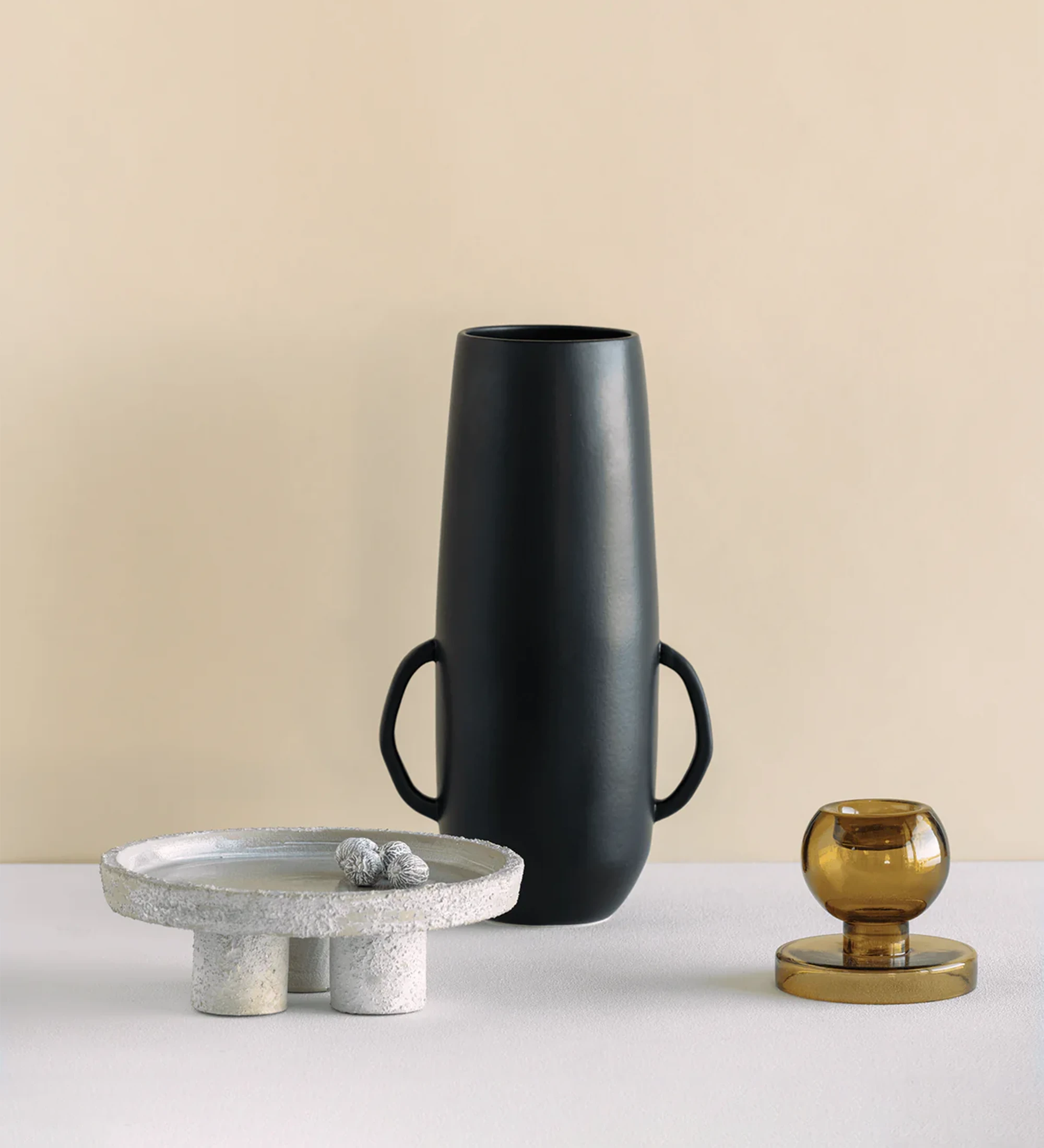 Vase fait main avec structure en céramique noir mat et au design organique et intuitif.