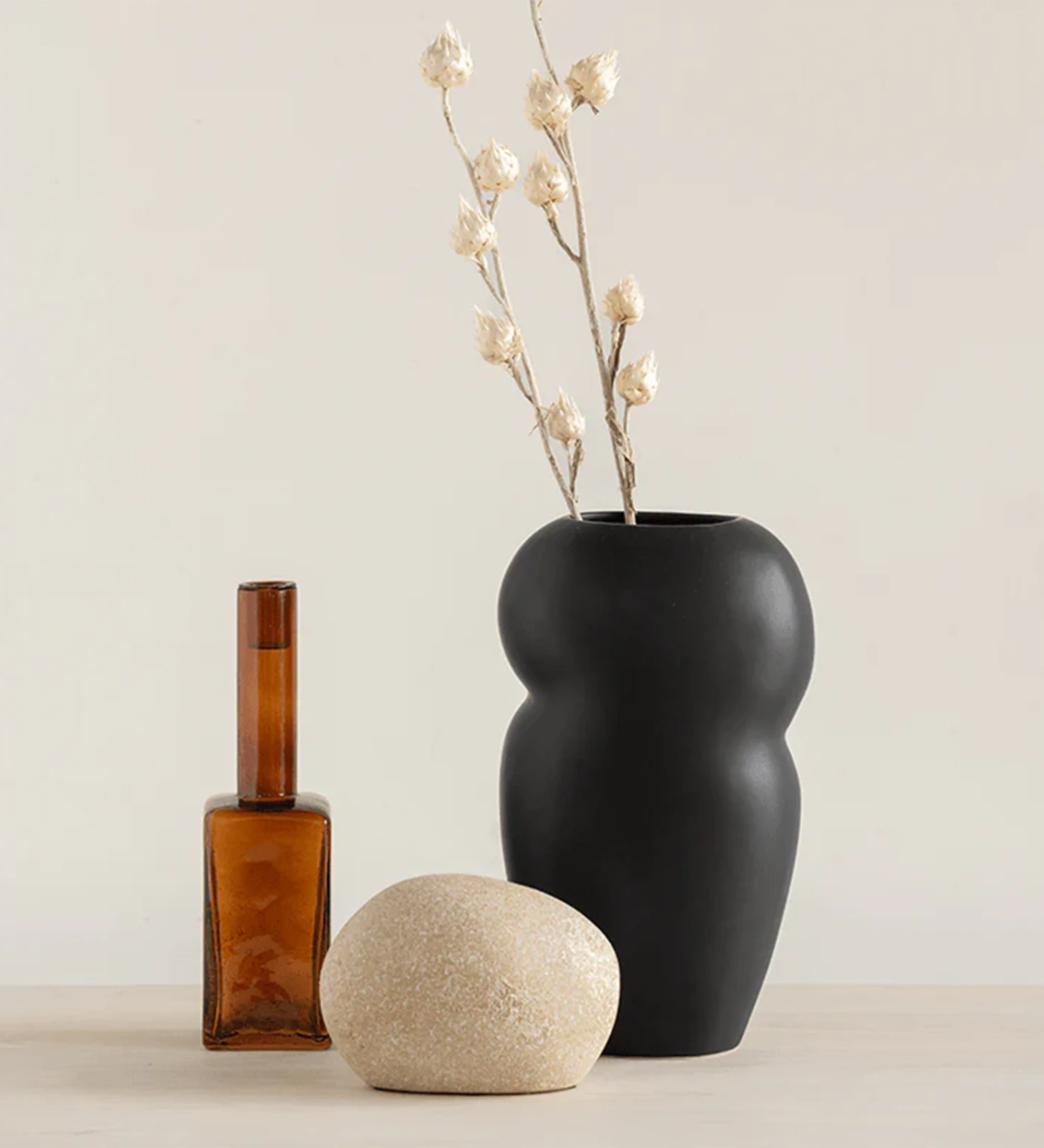 Vase fait main avec une structure en argile noire mate et un design organique et abstrait.