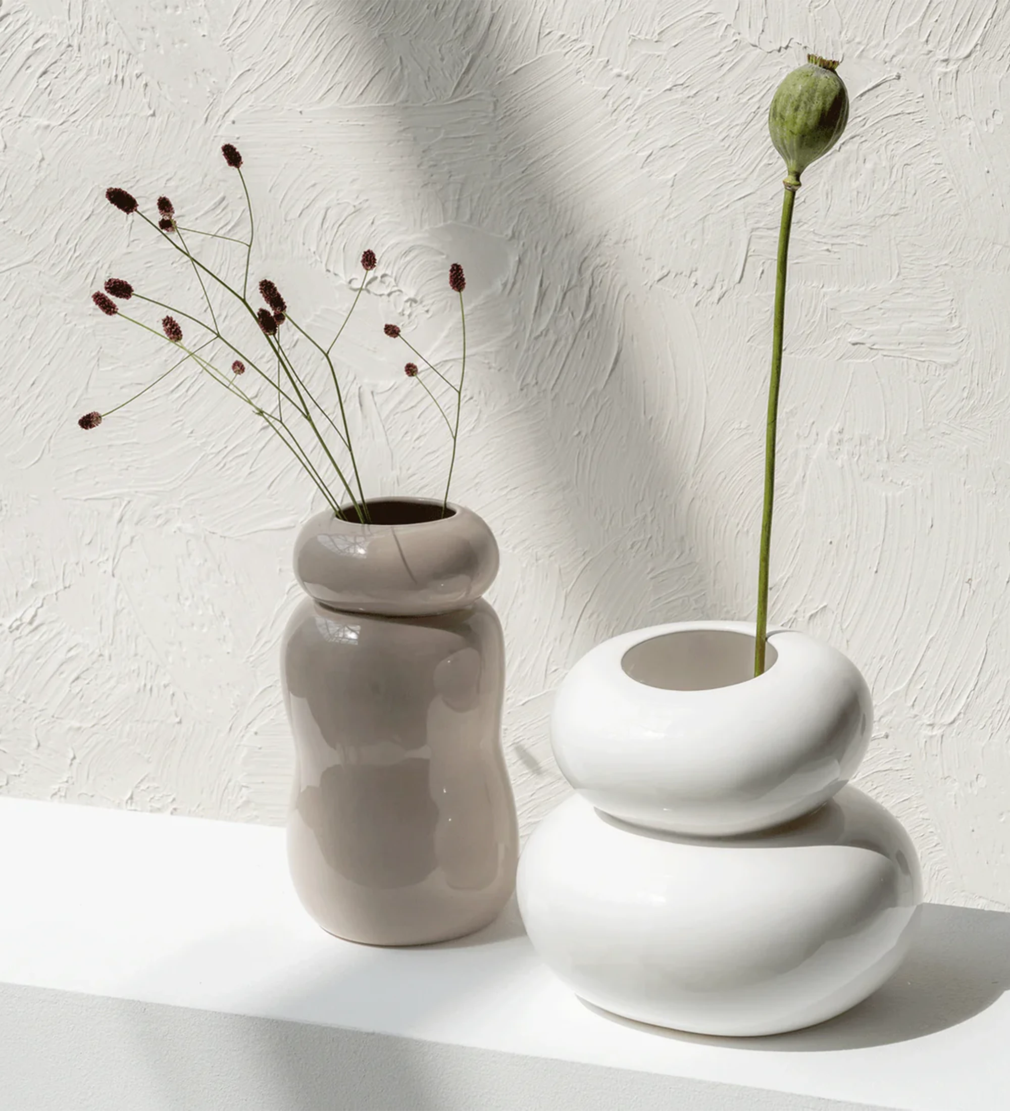 Vase fait main avec une structure en argile blanche, mais avec une finition très brillante.