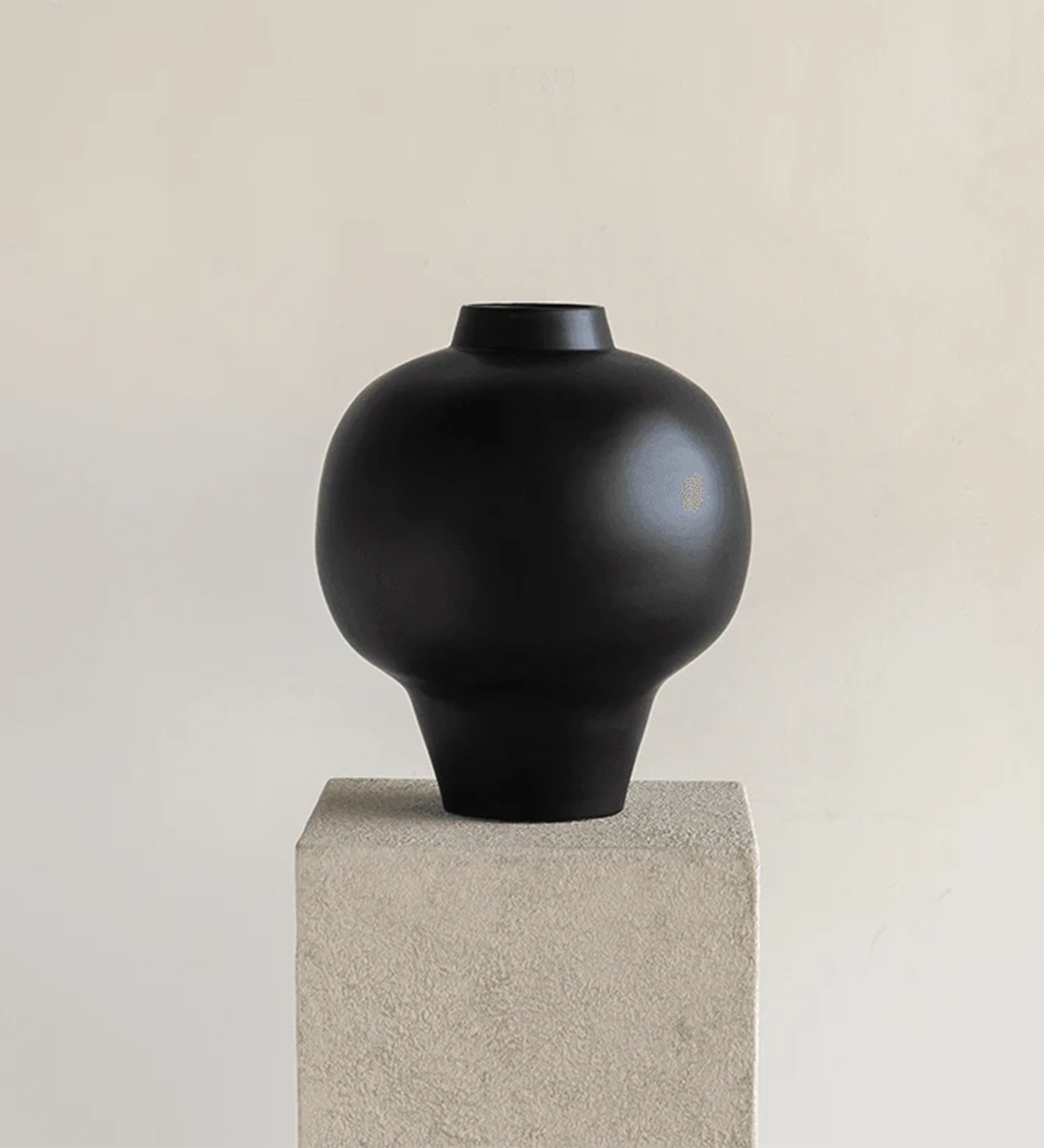 Jarra feita à mão com estrutura de cerâmica finalizado com esmalte preto fosco.