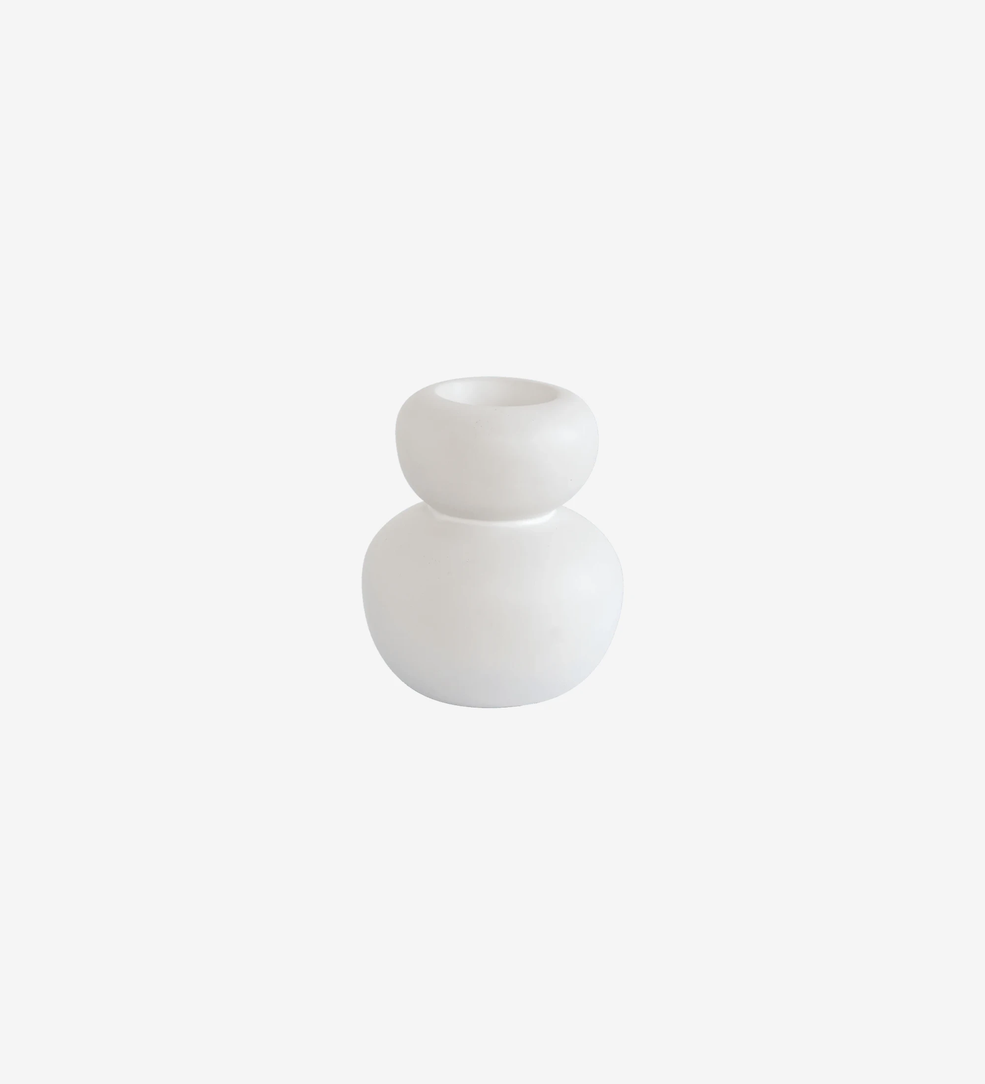 Candle holder in smooth matte white color and with ceramic structure.