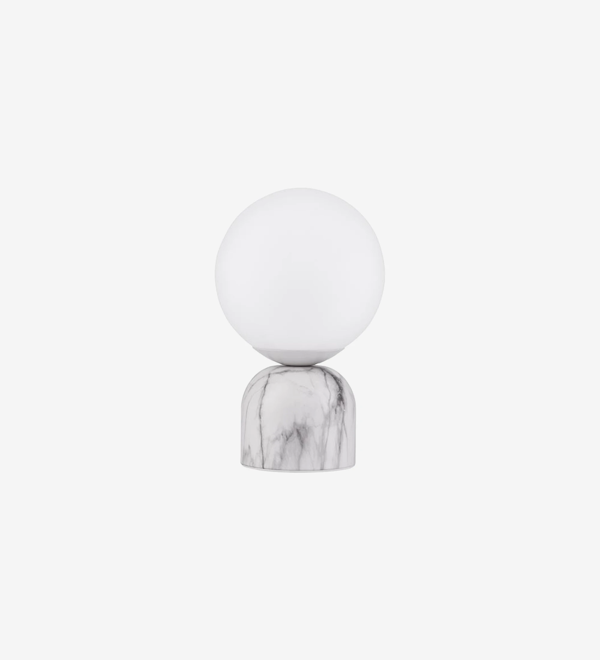 Lampe de table avec une base en marbre blanc et un abat-jour en verre opale.