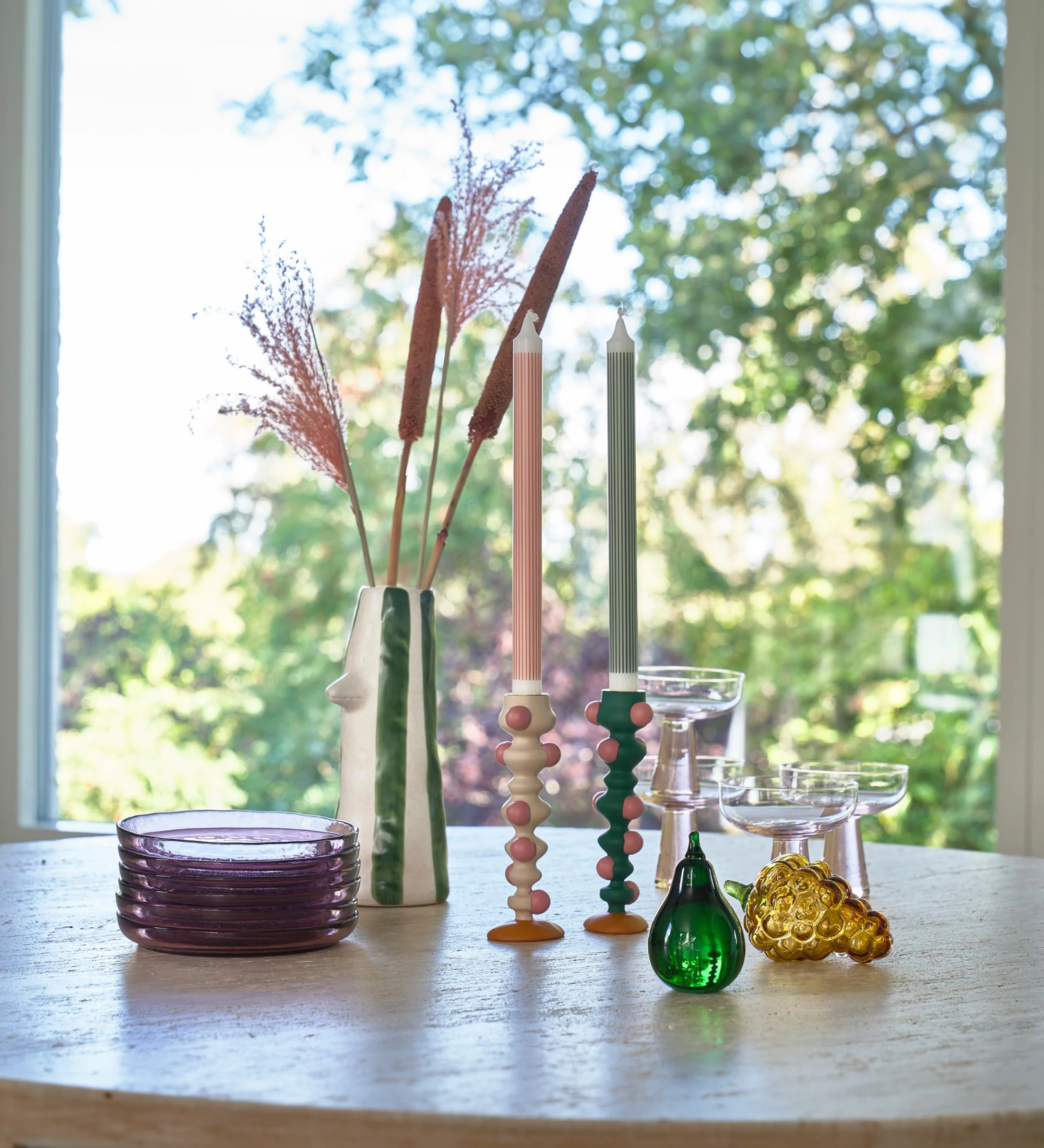 Vase à bec verseur et cils en grès, décoré de rayures vertes peintes à la main.