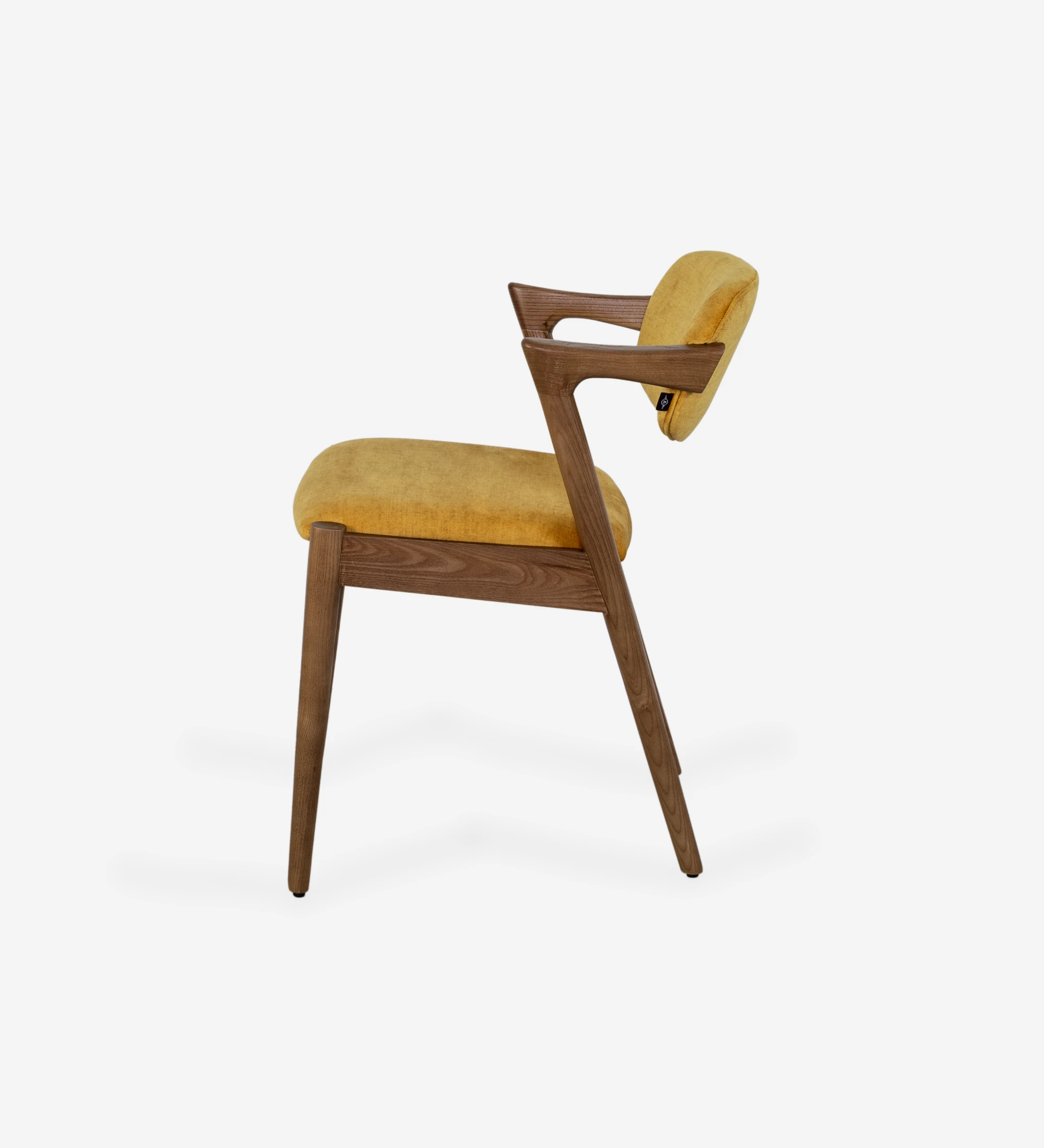 Cadeira com estrutura em madeira cor nogueira, com assento e costa estofados a tecido.