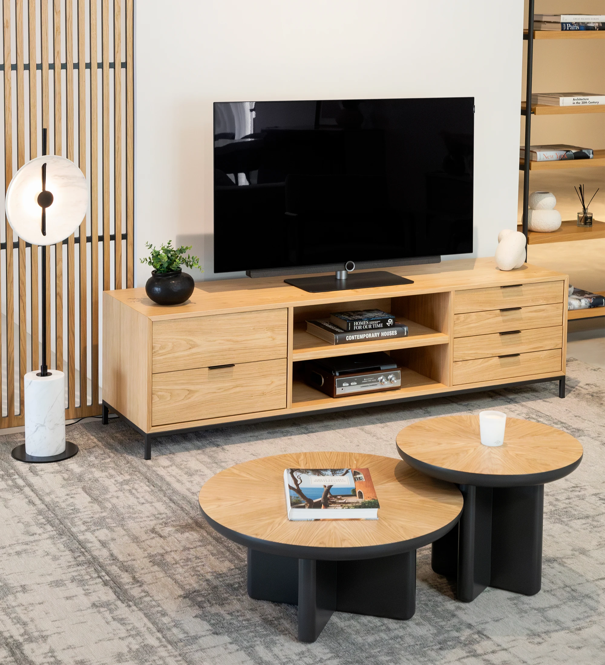 Meuble TV Antarte by IA 1 porte et 4 tiroirs en chêne naturel, pieds en métal laqué noir, 195 x 56 cm.