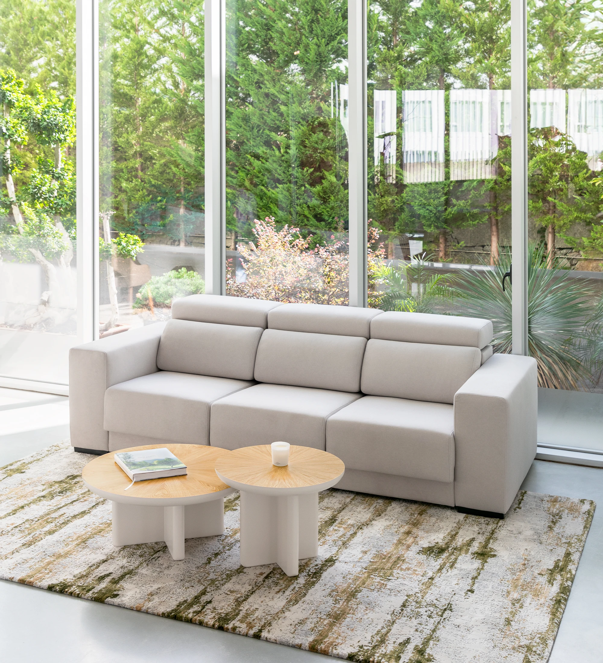 Mesa de centro Monaco lacada en perla con tapa chapada en roble natural, Ø 75 cm.