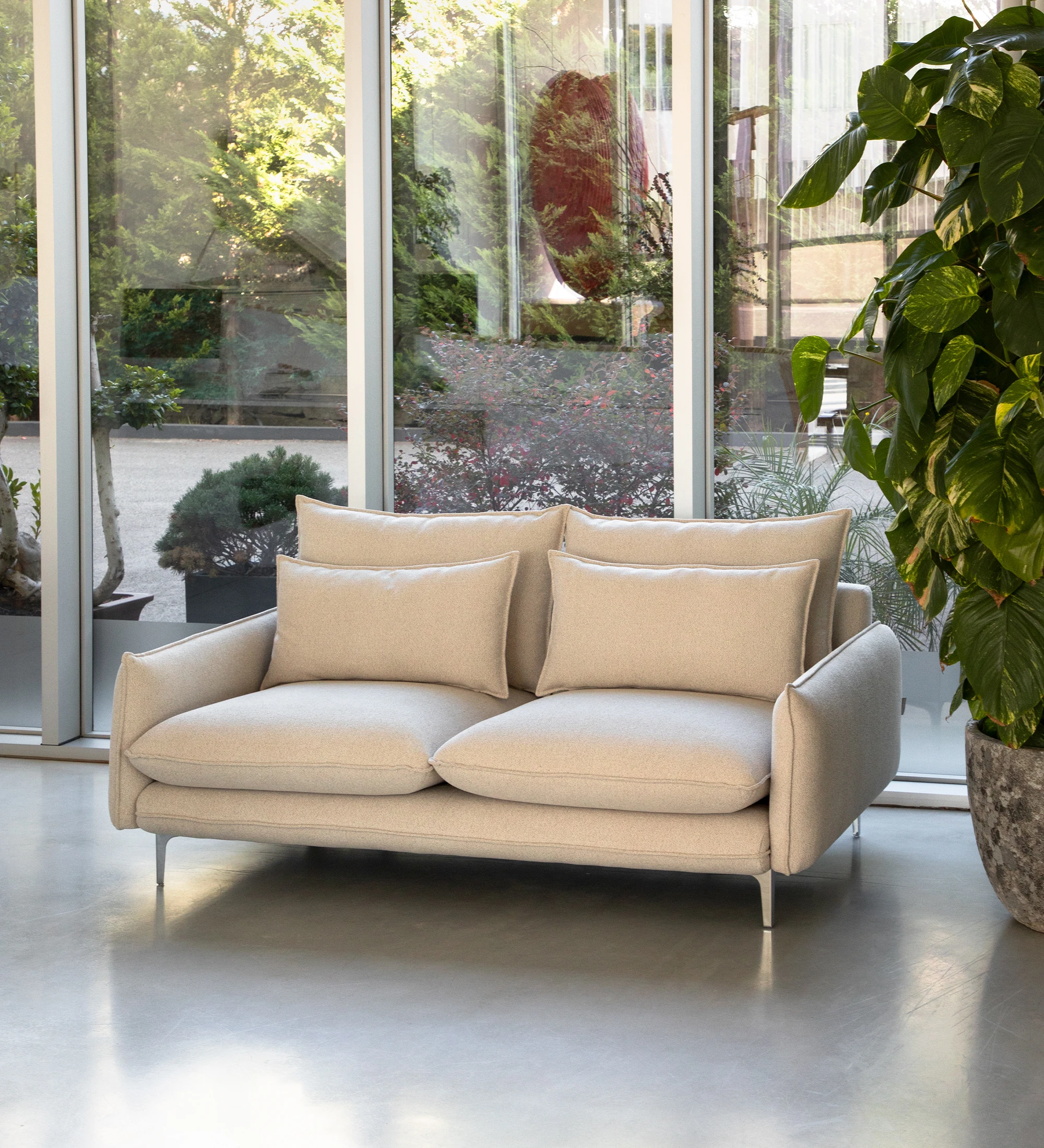 Veneza 2-seater sofa upholstered in beige fabric, metal feet, 180 cm.