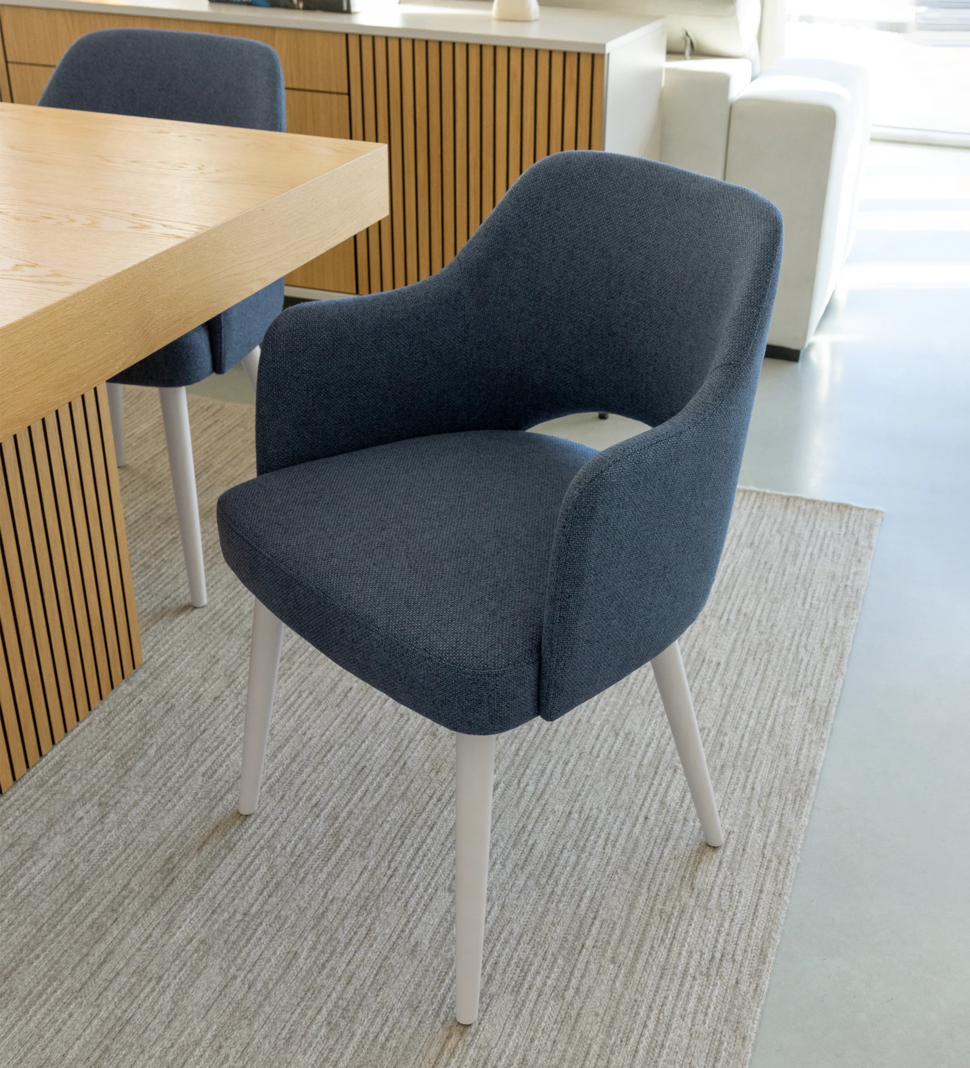 Londres chair with arms upholstered in blue fabric, pearl lacquered feet.