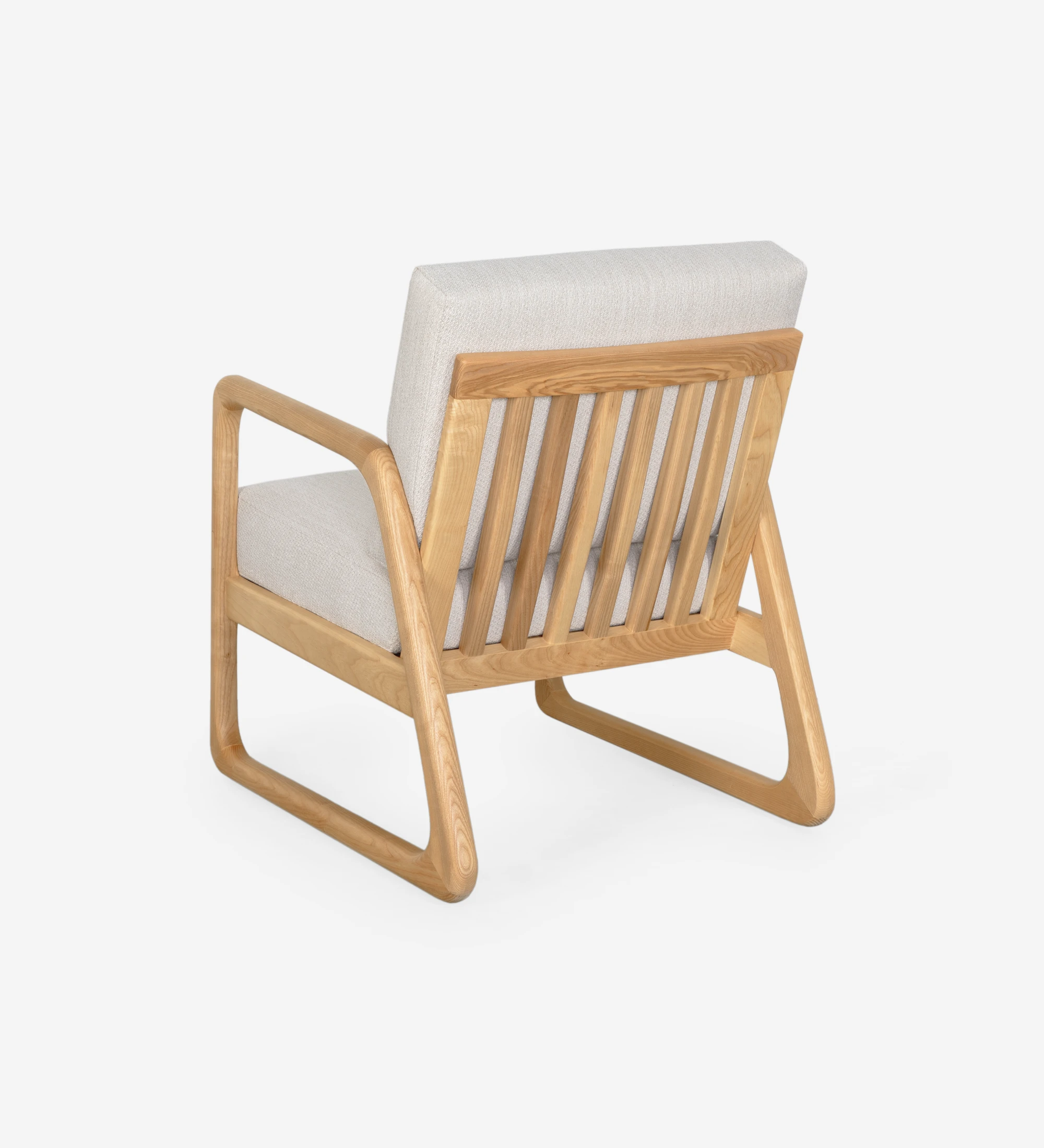 Fauteuil Antarte by IA recouvert en tissu gris clair, structure en bois naturel.