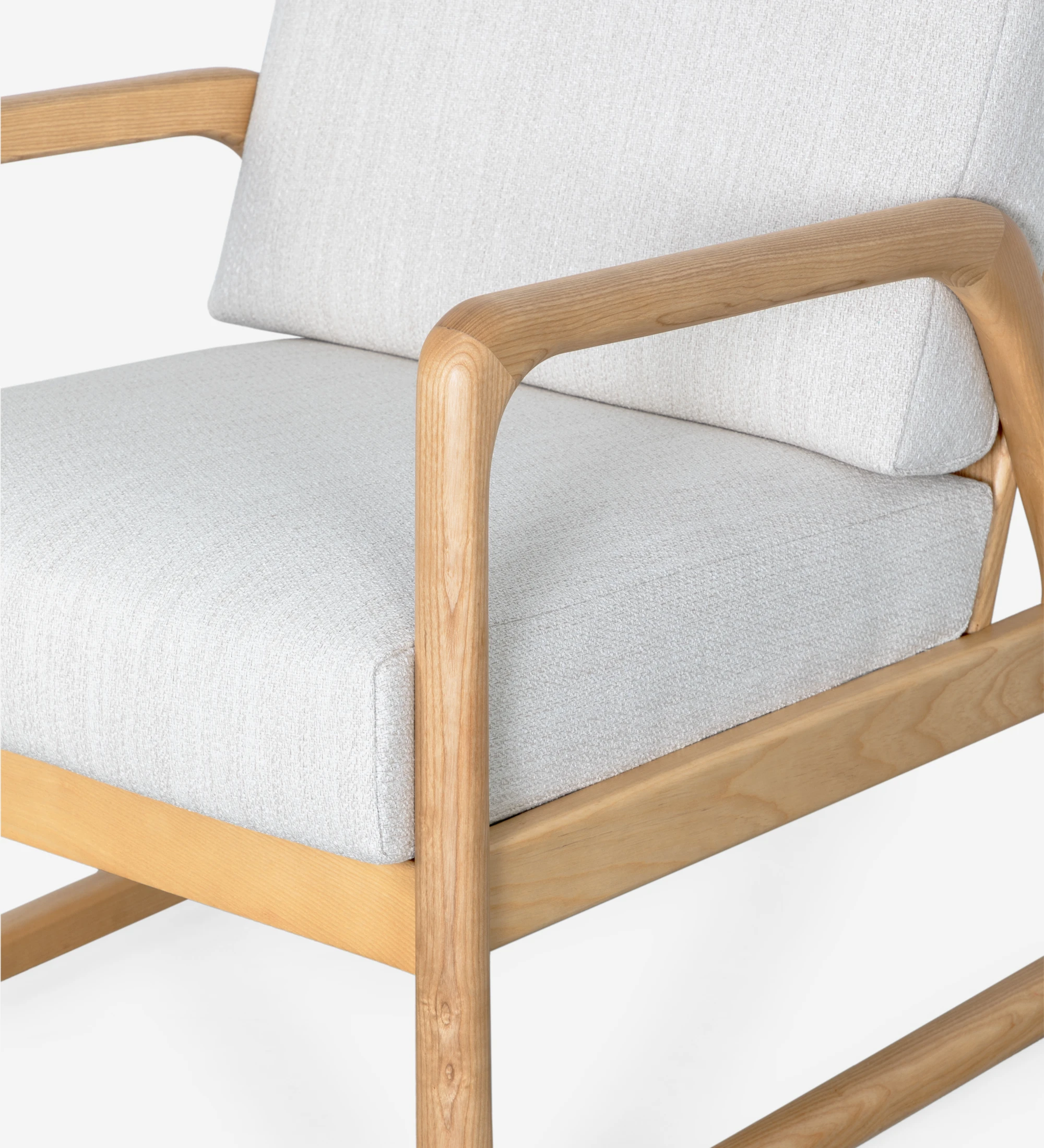 Sillón Antarte by IA tapizado en tela gris claro, estructura en madera natural.