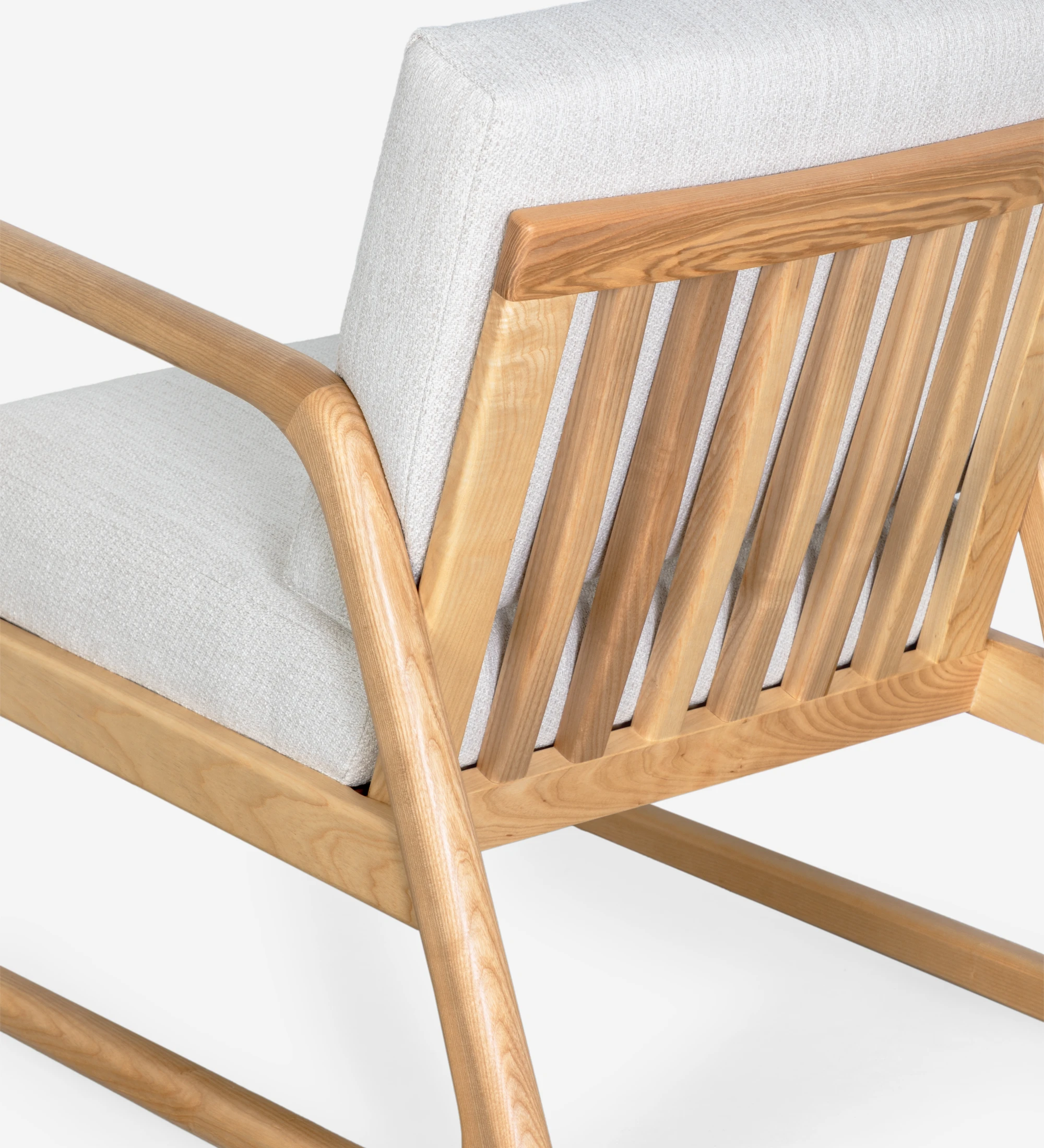 Sillón Antarte by IA tapizado en tela gris claro, estructura en madera natural.
