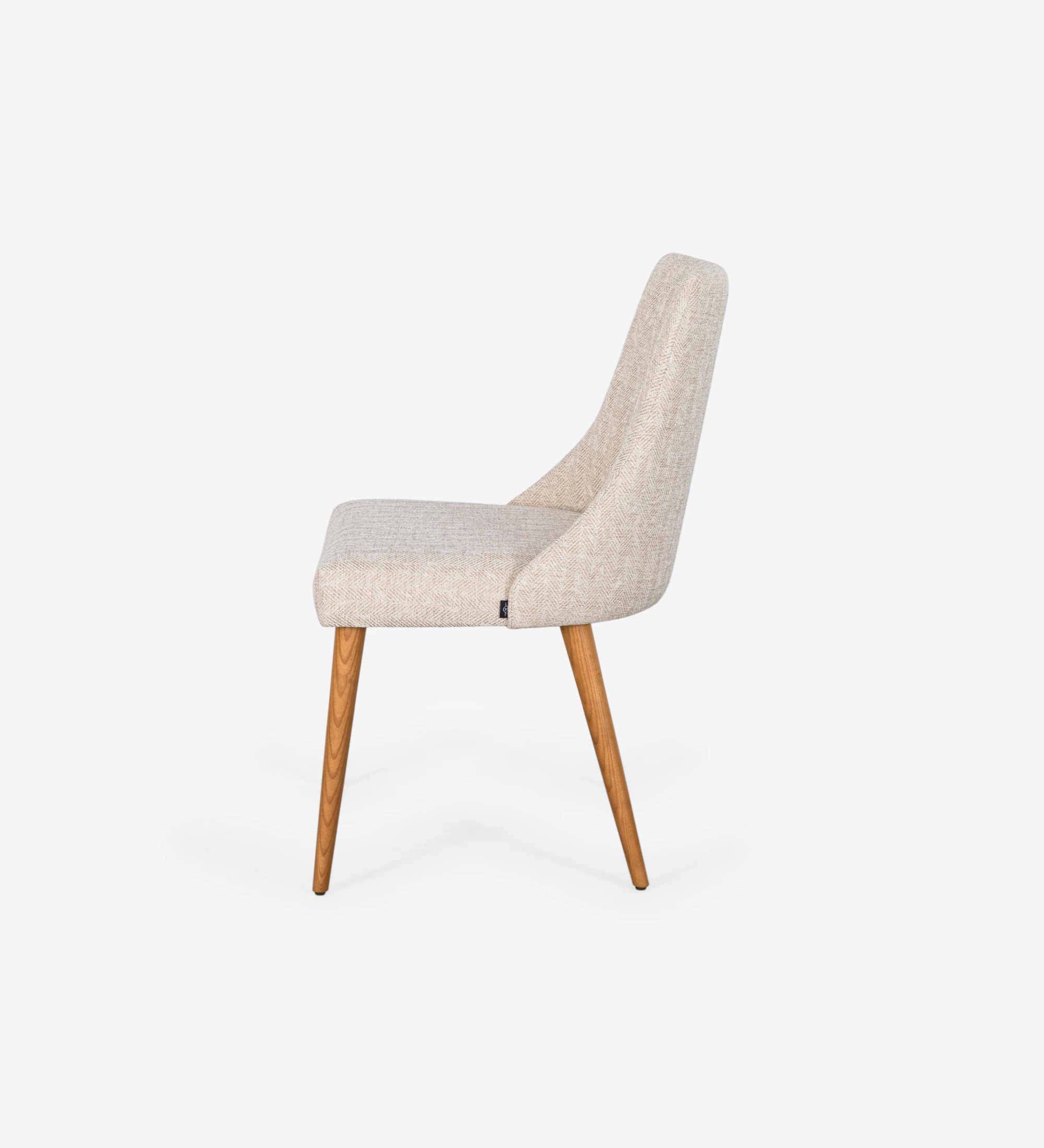 Chaise Oslo rembourré en tissu beige et pieds en bois couleur miel.