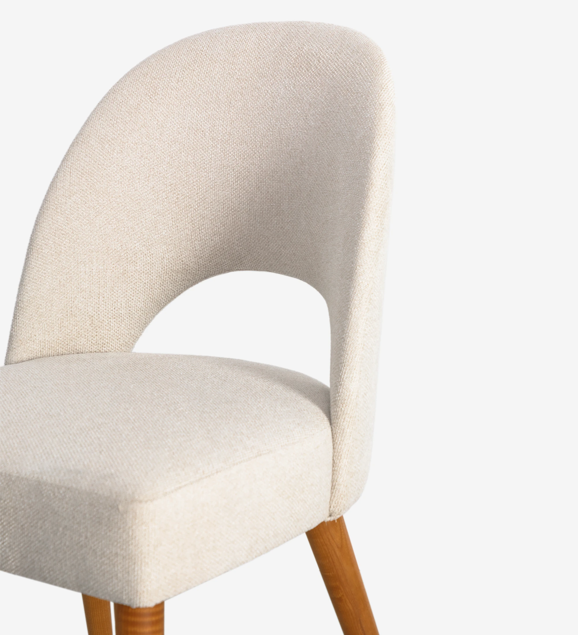 Chaise rembourré en tissu, avec pieds en bois couleur miel.