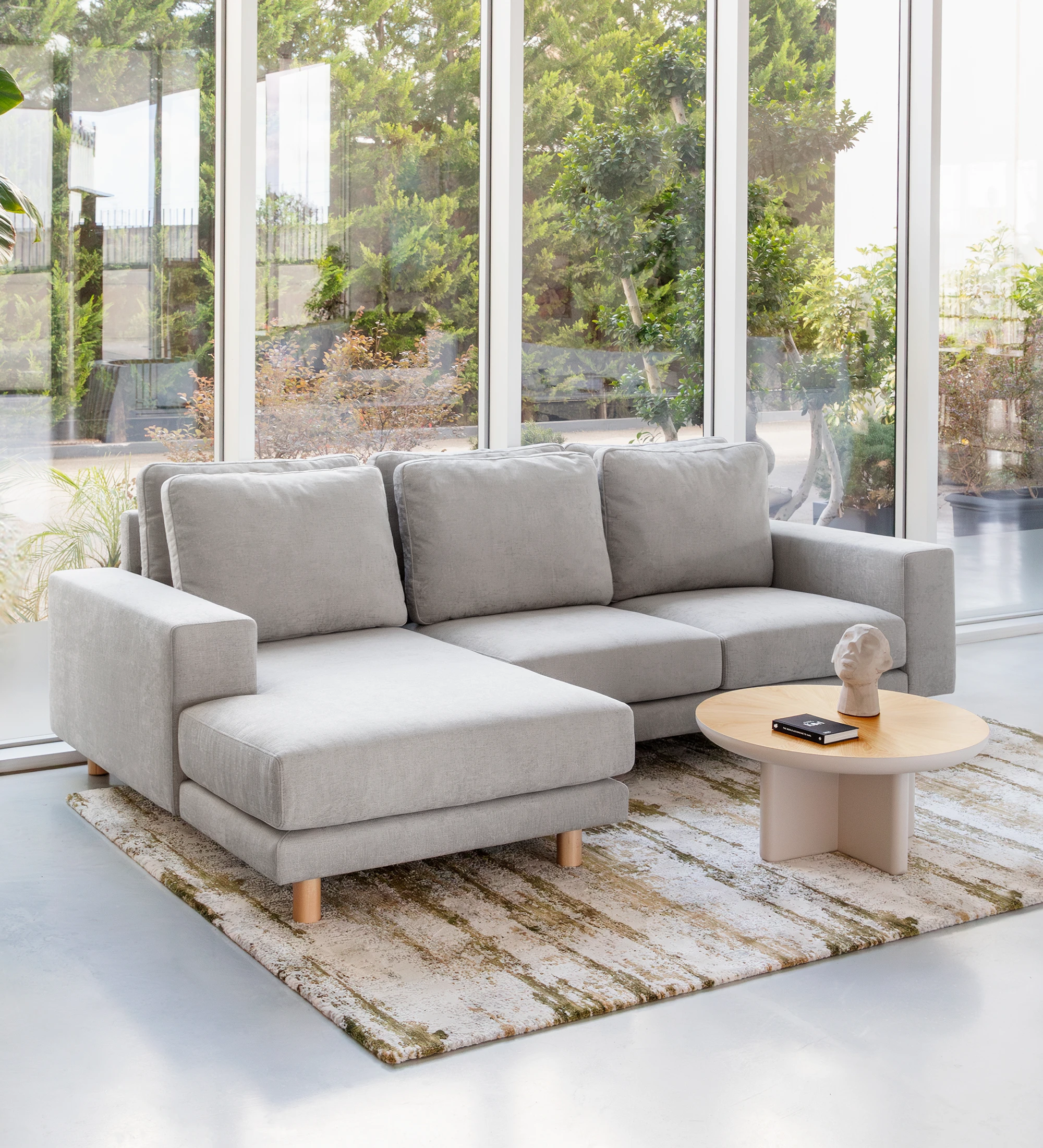 Dallas 2-seater sofa and left chaise longue, upholstered in pearl fabric, folding back cushions, feet in natural color ash, 273 cm.