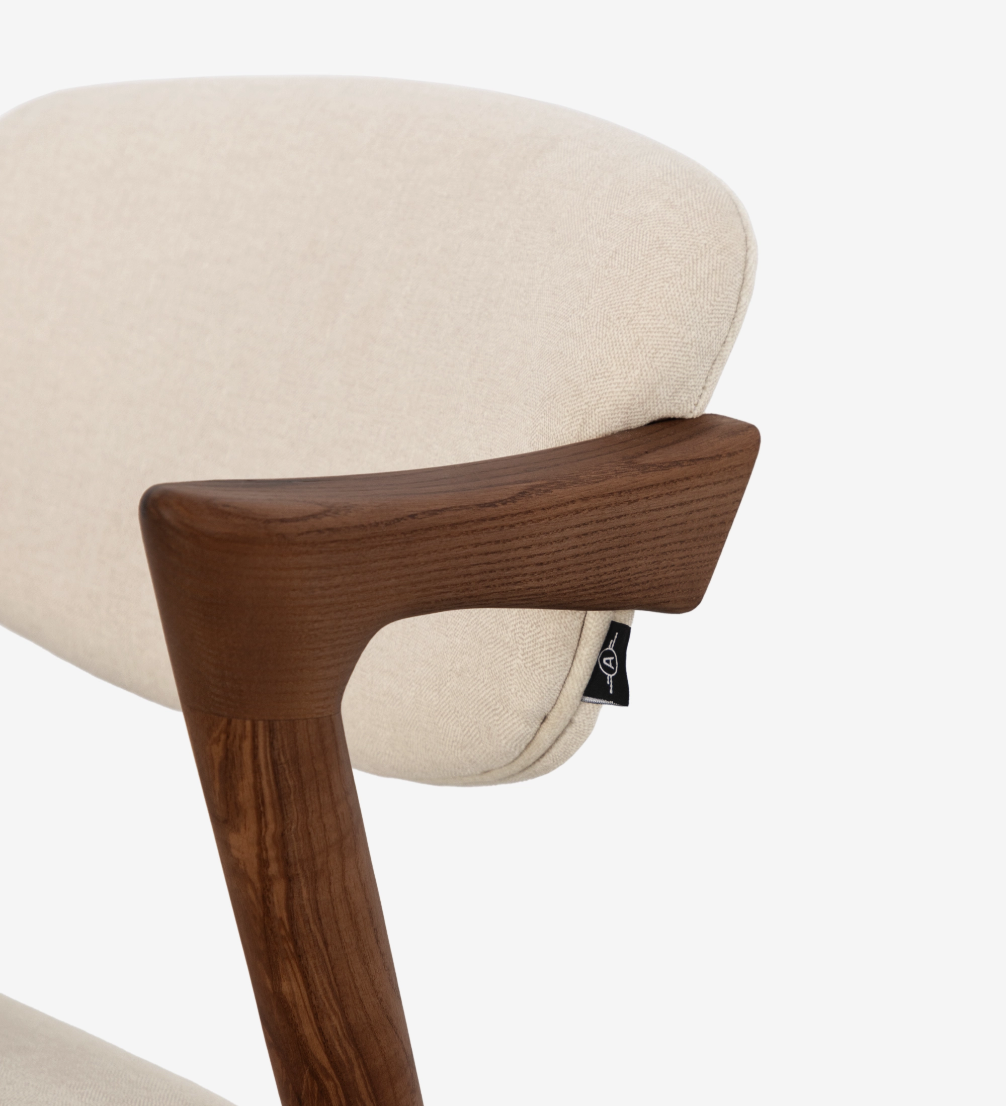 Chaise en bois de frêne couleur noyer, avec assise et dossier rembourrés en tissu.