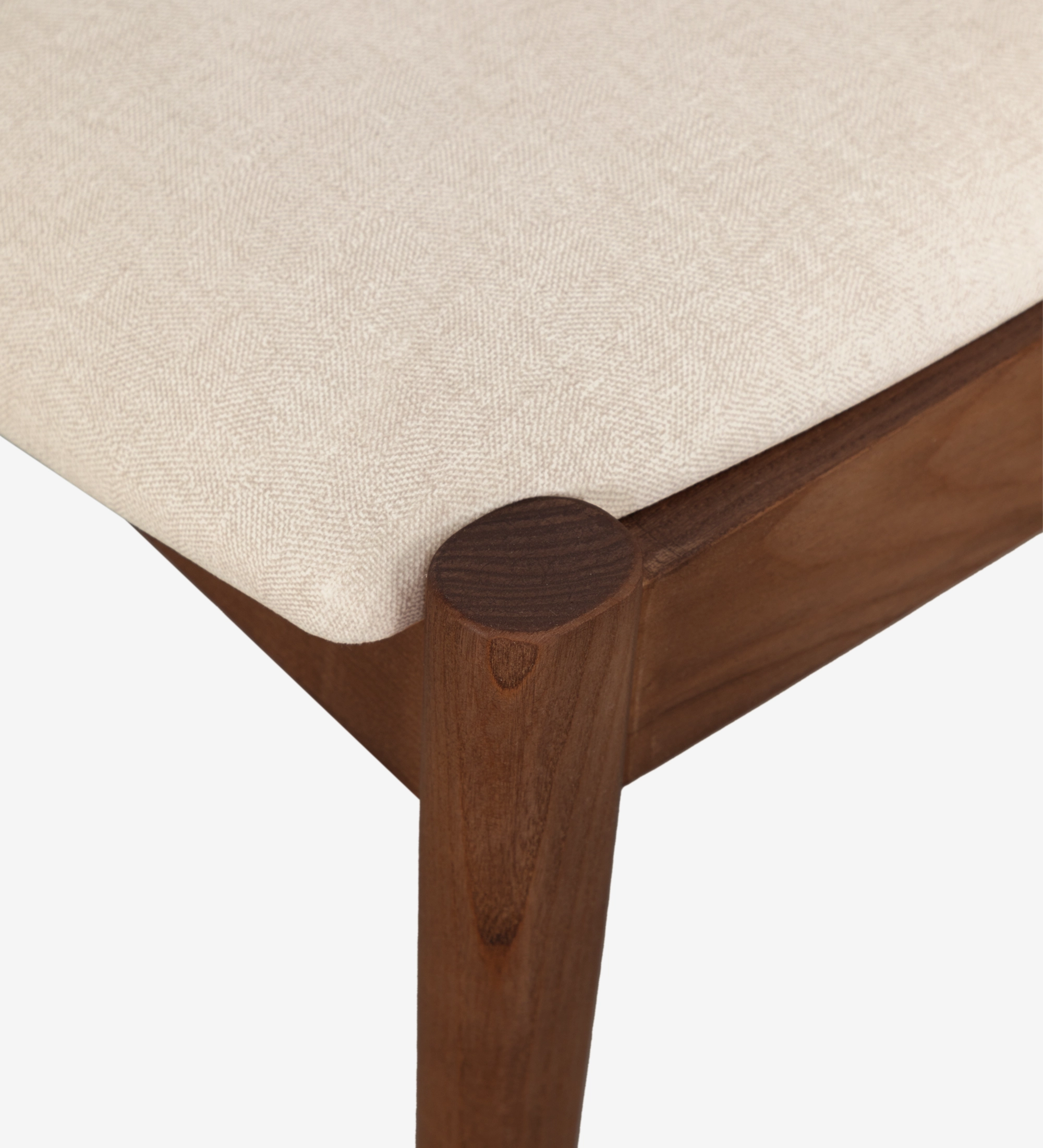 Chaise en bois de frêne couleur noyer, avec assise et dossier rembourrés en tissu.