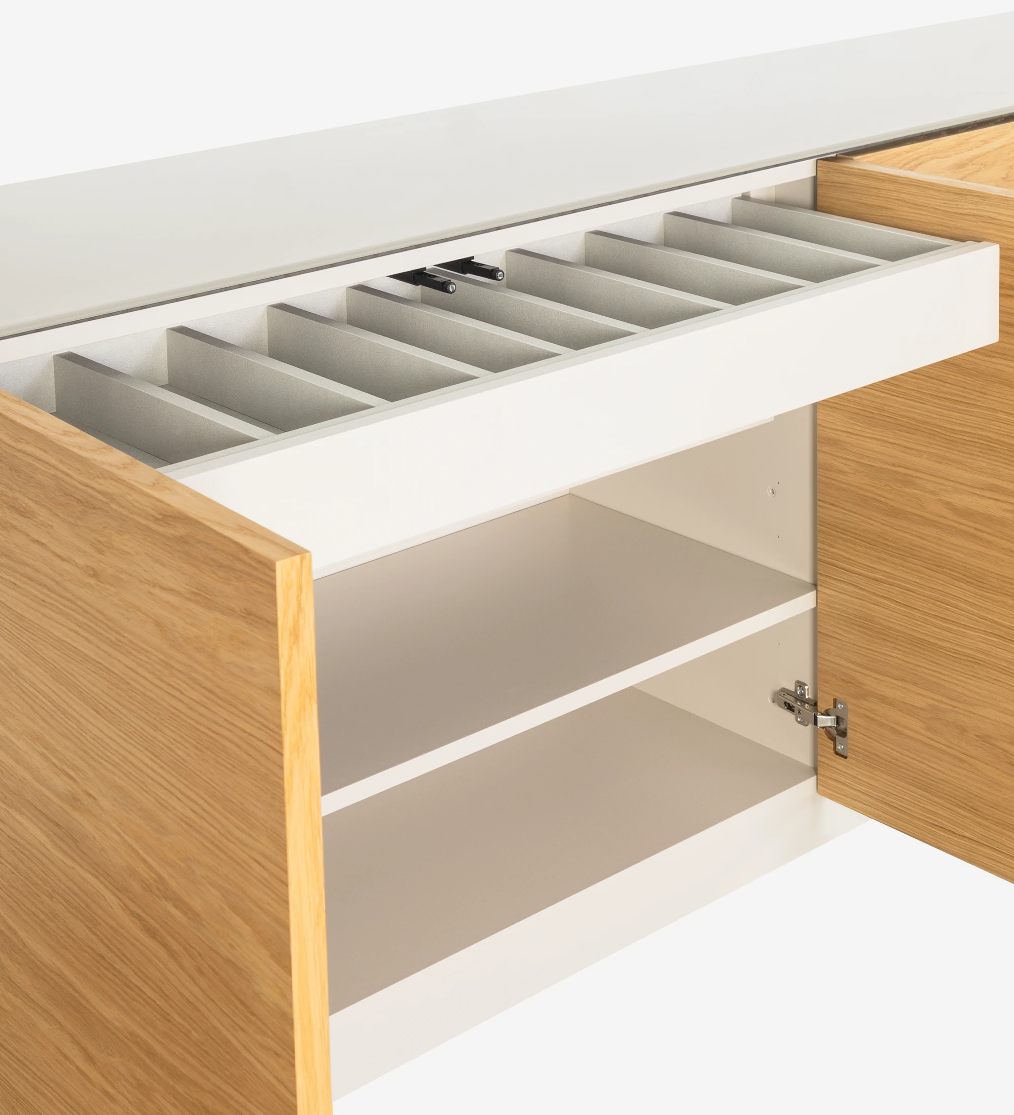 Aparador de 4 puertas en roble natural, con cajón para cubiertos, tapa de cristal y estructura lacada perla.