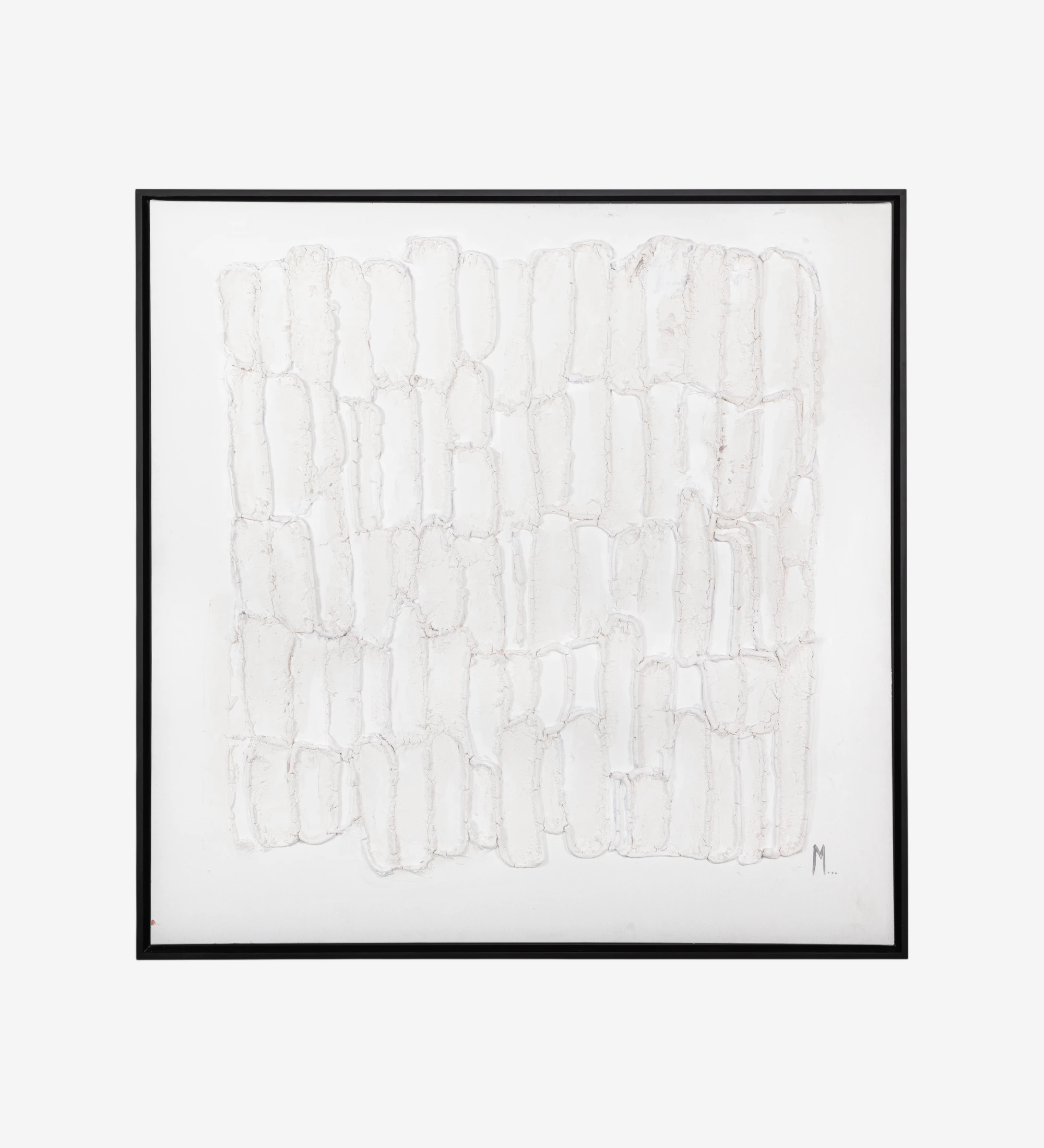 Cuadro abstracto y relieve en tonos blancos, marco de madera negro, 104 x 104 cm.