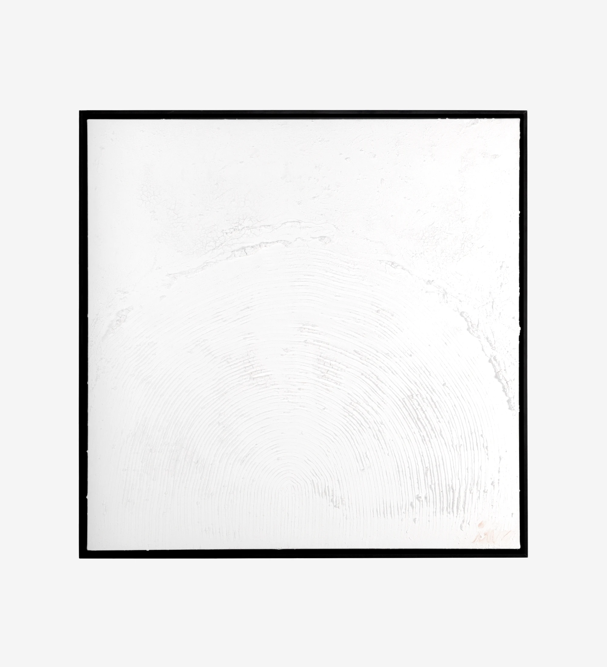 Cuadro abstracto y relieve en tonos blancos, marco de madera negro, 104 x 104 cm.